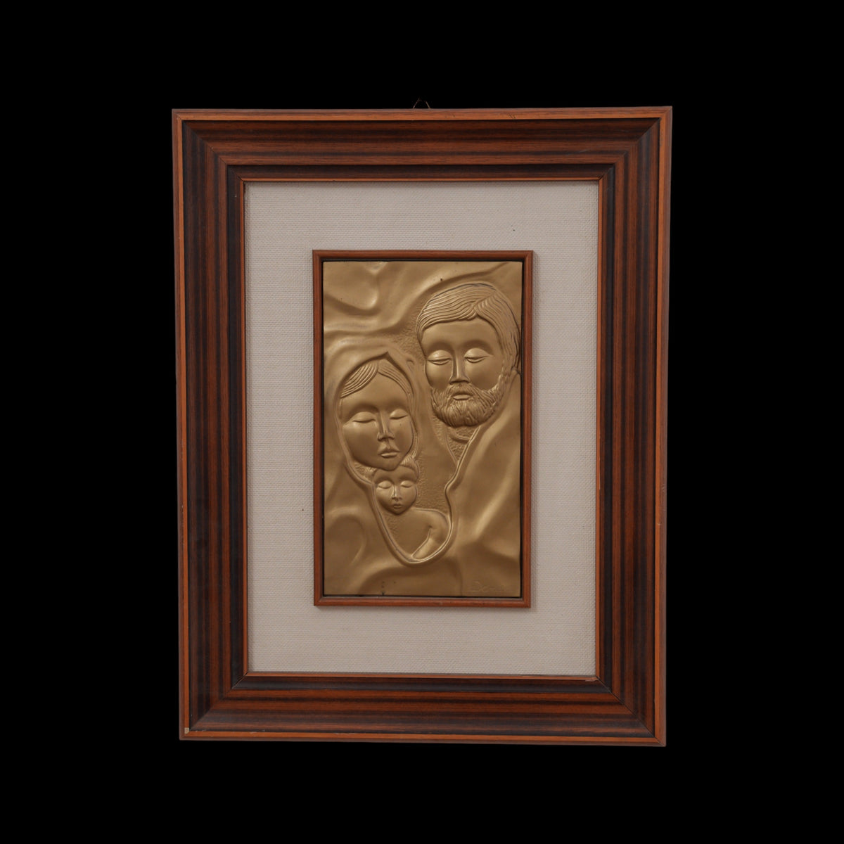 Sacra Famiglia – Bassorilievo Dorato Sbalzato Firmato, Cornice in Legno Rigato con Passepartout in Tessuto, 41 x 31 cm