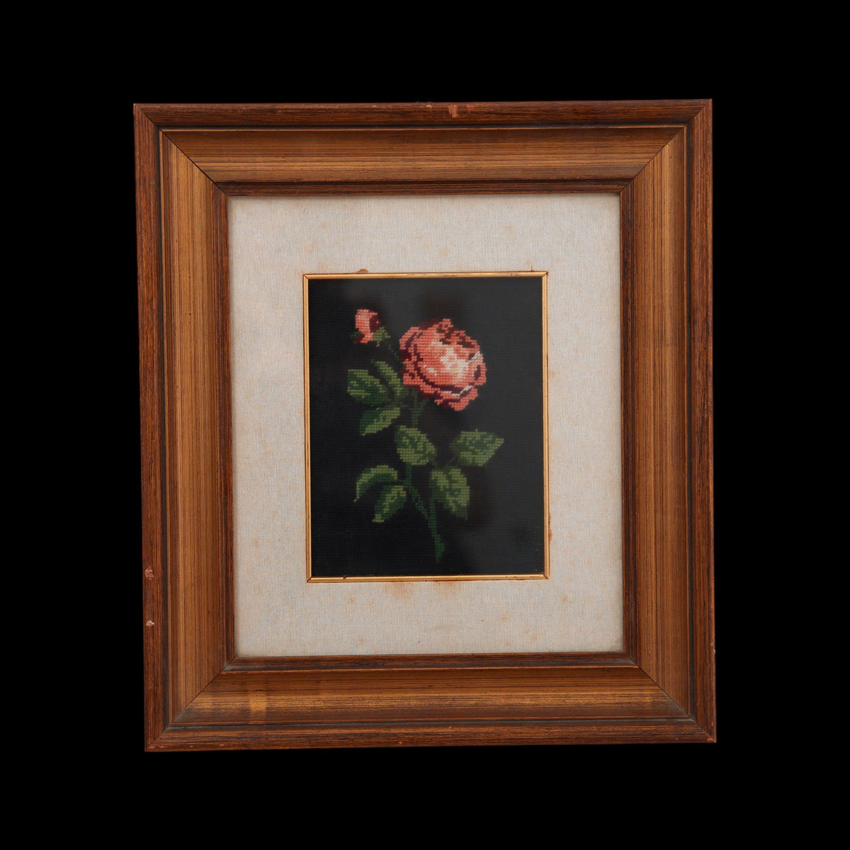 Rosa su Fondo Nero – Ricamo a Mezzo Punto Vintage Fatto a Mano, Cornice in Legno con Passepartout in Tessuto, 47 x 42 cm