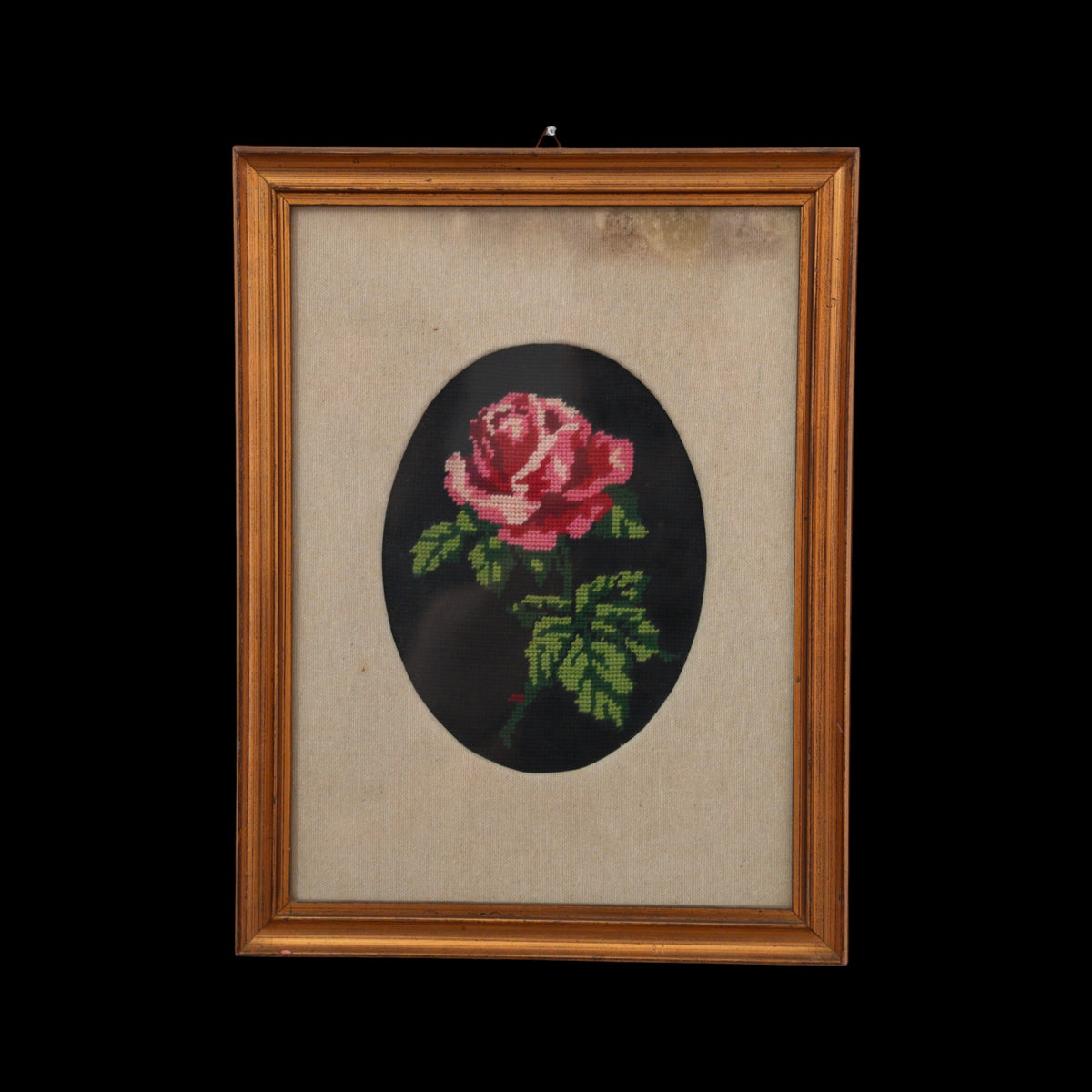 Rosa Rosa in Ovale – Ricamo a Mezzo Punto Vintage Fatto a Mano su Fondo Nero, Cornice Dorata con Passepartout in Lino, 41 x 31 cm