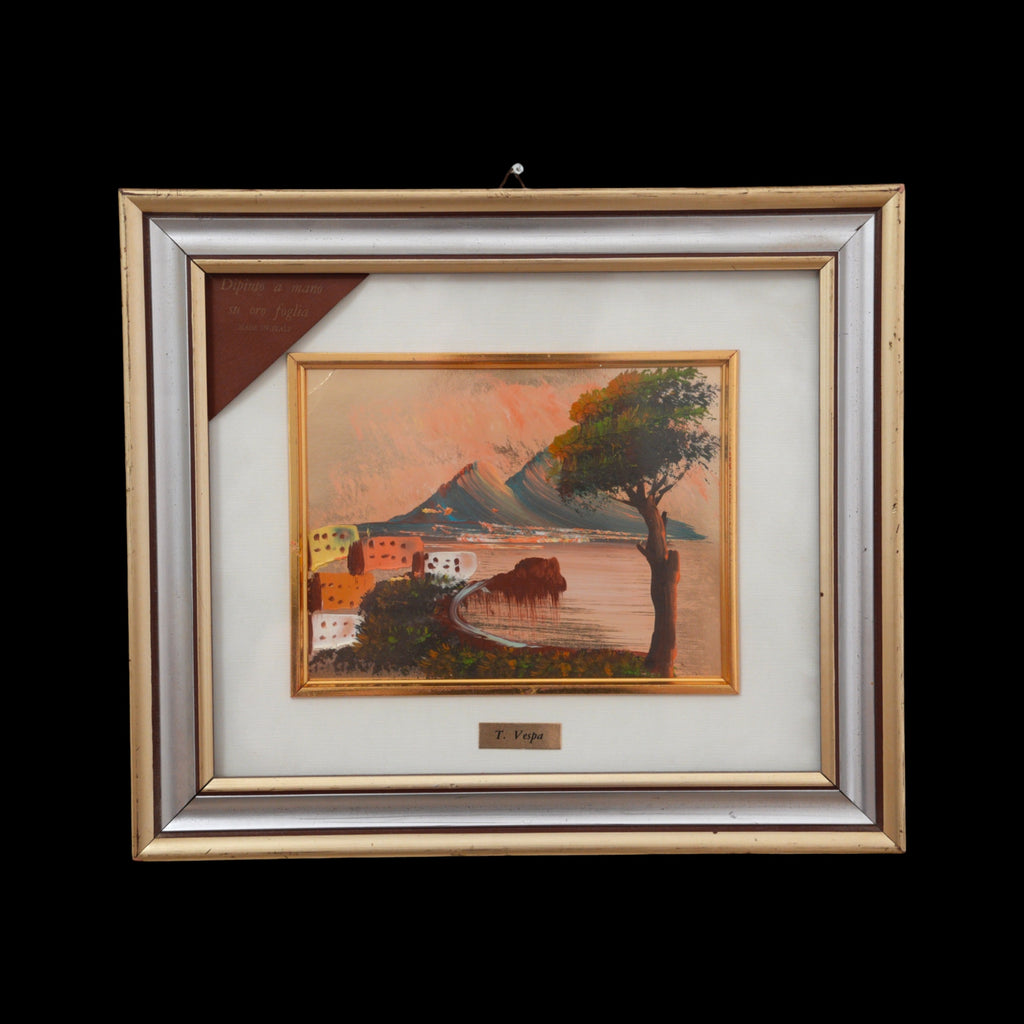 T. Vespa – Golfo di Napoli con Vesuvio al Tramonto – Dipinto a Mano su Foglia d'Oro, Doppia Cornice con Targhetta, 32 x 37 cm