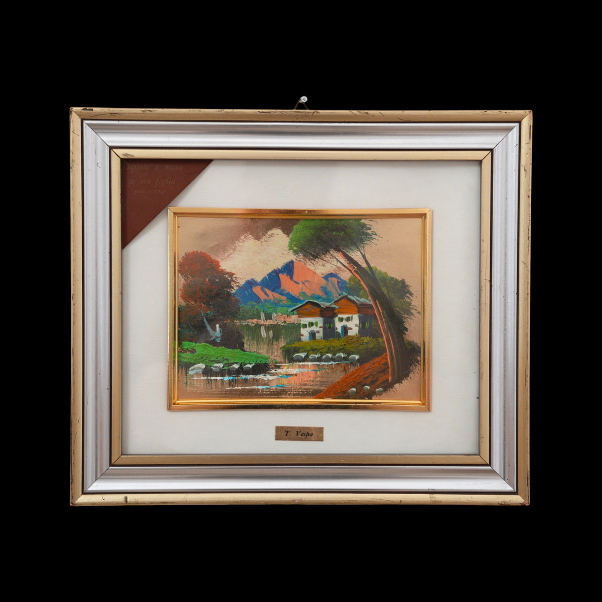 T. Vespa – Paesaggio di Montagna con Baite e Ruscello – Dipinto a Mano su Foglia d'Oro, Doppia Cornice con Targhetta, 32 x 37 cm