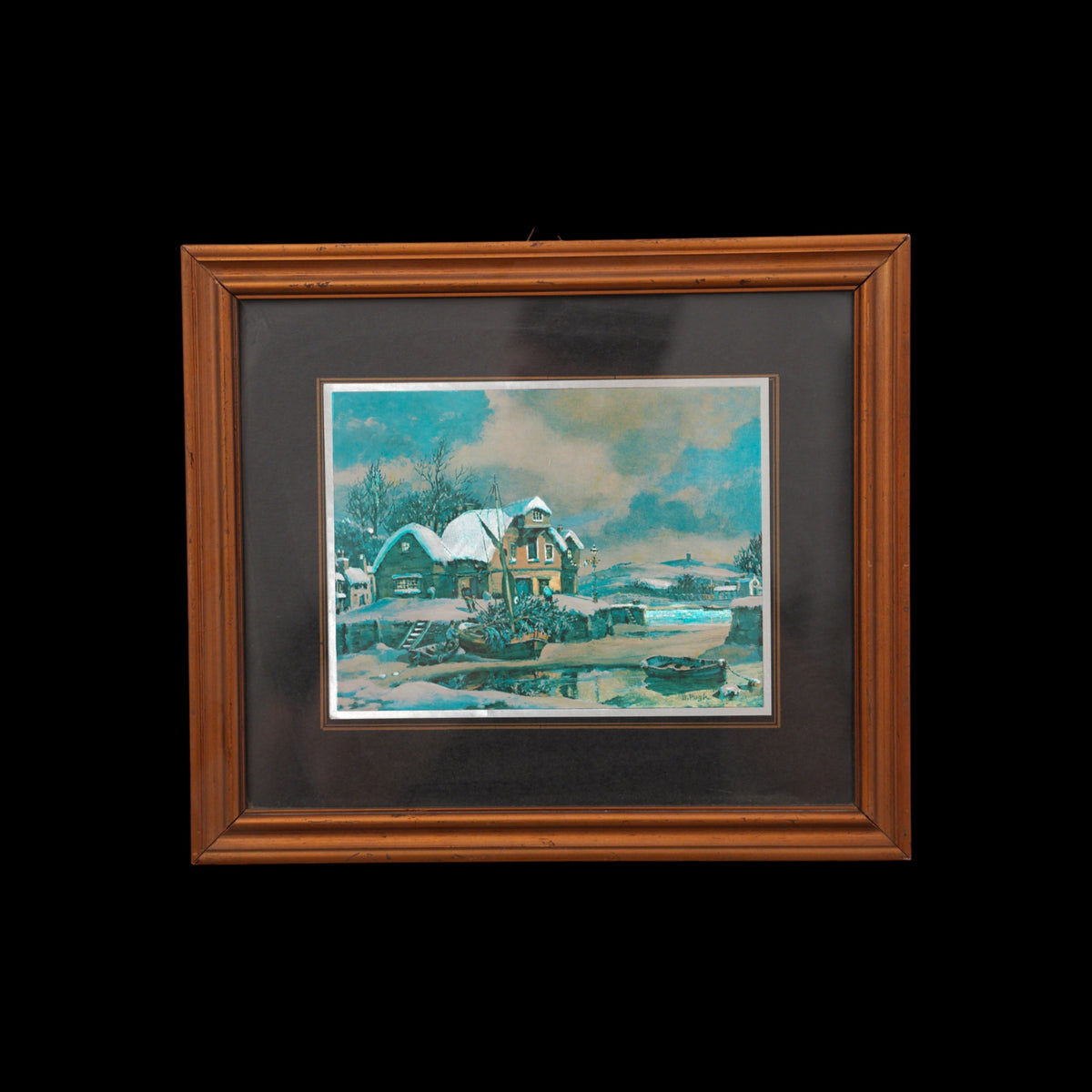 B. Pugh – Villaggio Inglese Sotto la Neve con Barca e Cottage – Stampa su Lamina Metallica Argentata, Cornice in Legno con Passepartout Nero, 29 x 34 cm