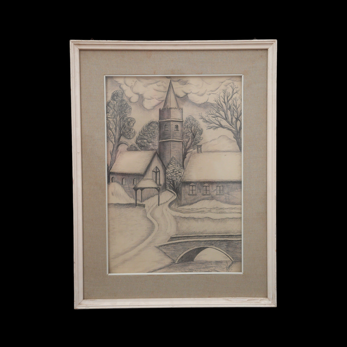 Disegno a penna "Chiesa nel villaggio innevato" – paesaggio invernale con ponte, firmato, cornice bianca – 63 x 49 cm