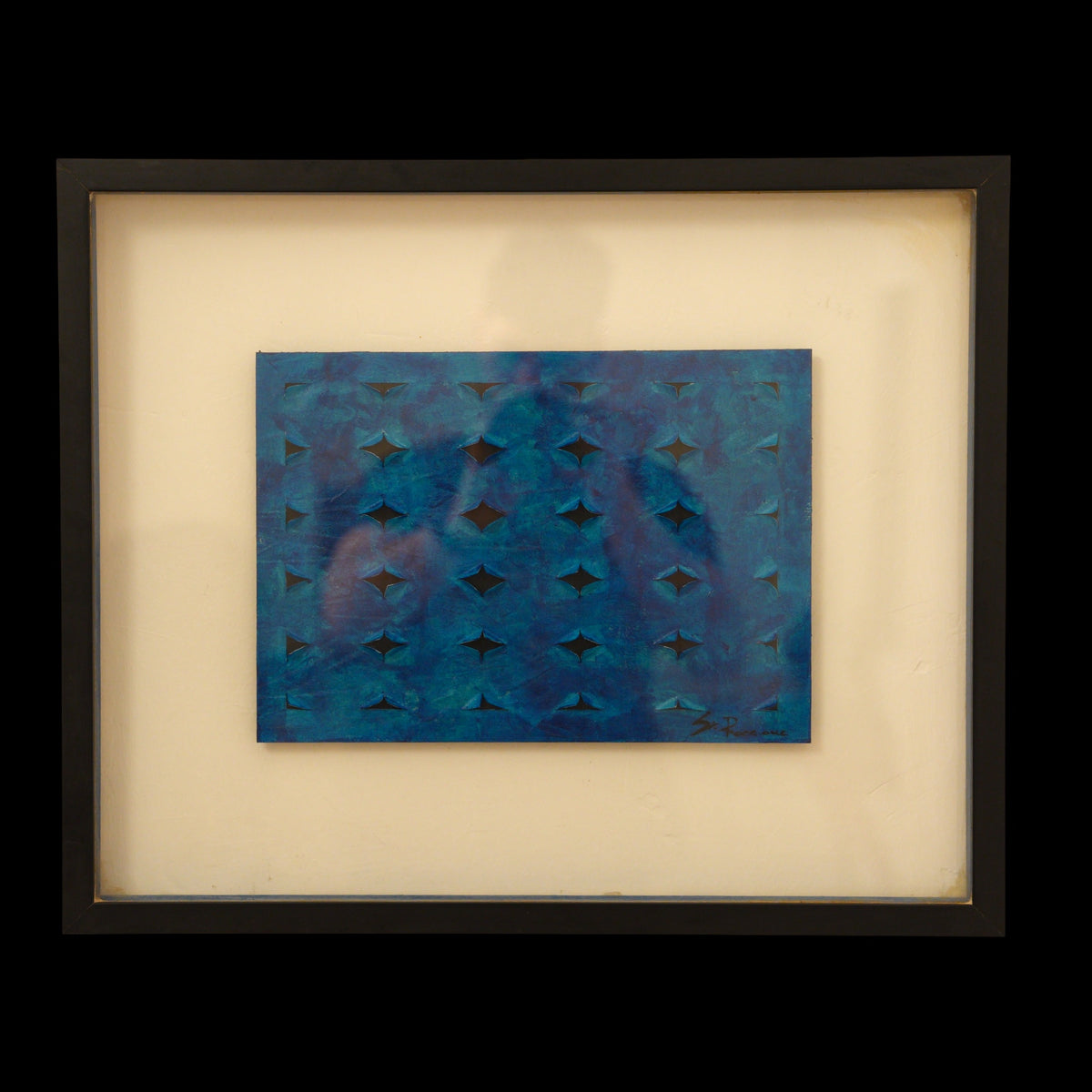"Estrapolazione su nero" di Gianluca Piaccione (Taranto) – opera astratta blu con tagli e aperture, cornice nera flottante – 47 x 57 cm