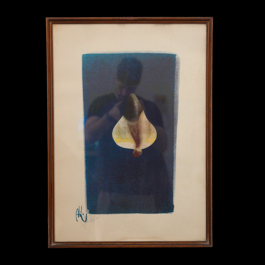 Abidin Dino – Tulipano Stilizzato su Fondo Blu Notte – Stampa Numerata e Firmata, Cornice in Legno, 71 x 51 cm