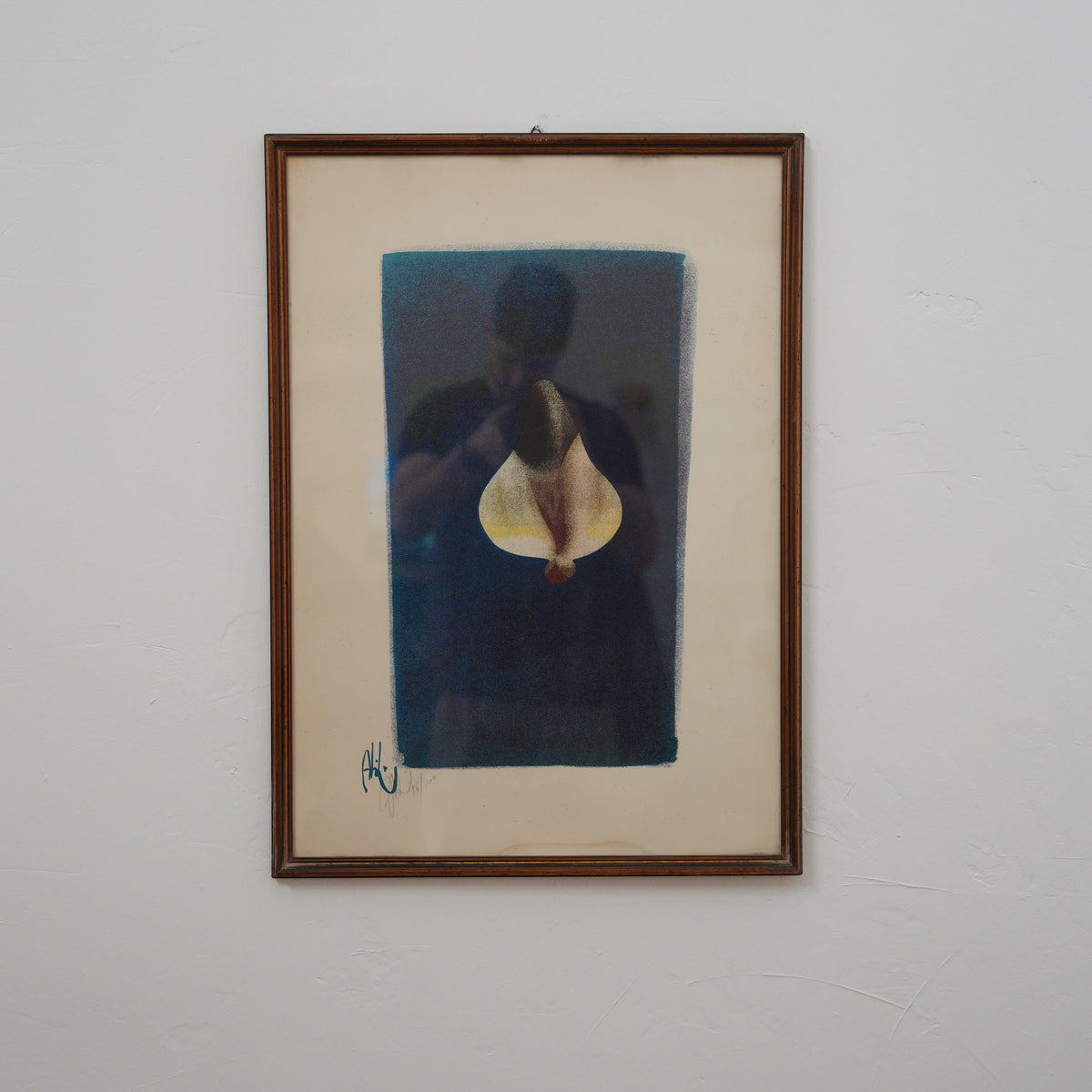 Abidin Dino – Tulipano Stilizzato su Fondo Blu Notte – Stampa Numerata e Firmata, Cornice in Legno, 71 x 51 cm