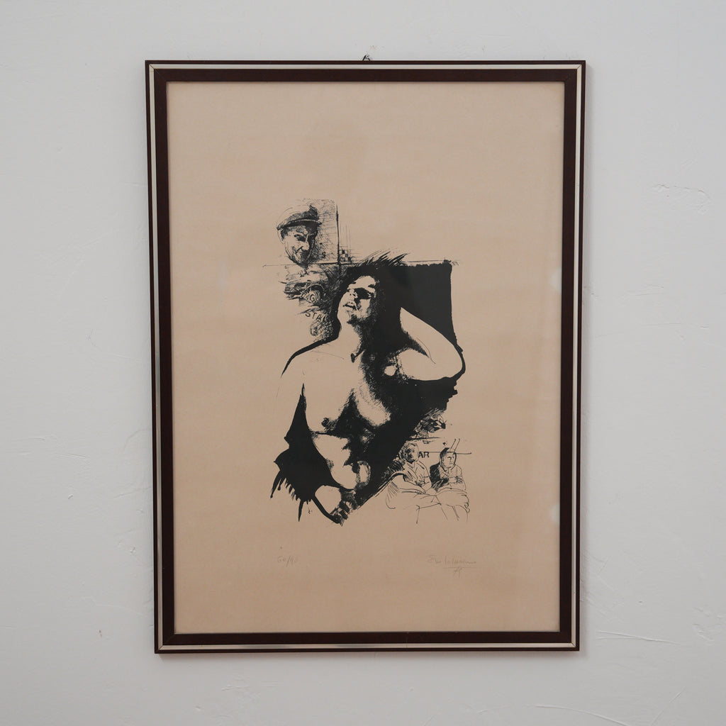Nudo Femminile con Scene di Vita Popolare – Litografia in Bianco e Nero Numerata e Firmata, Cornice in Legno, 74 x 54 cm