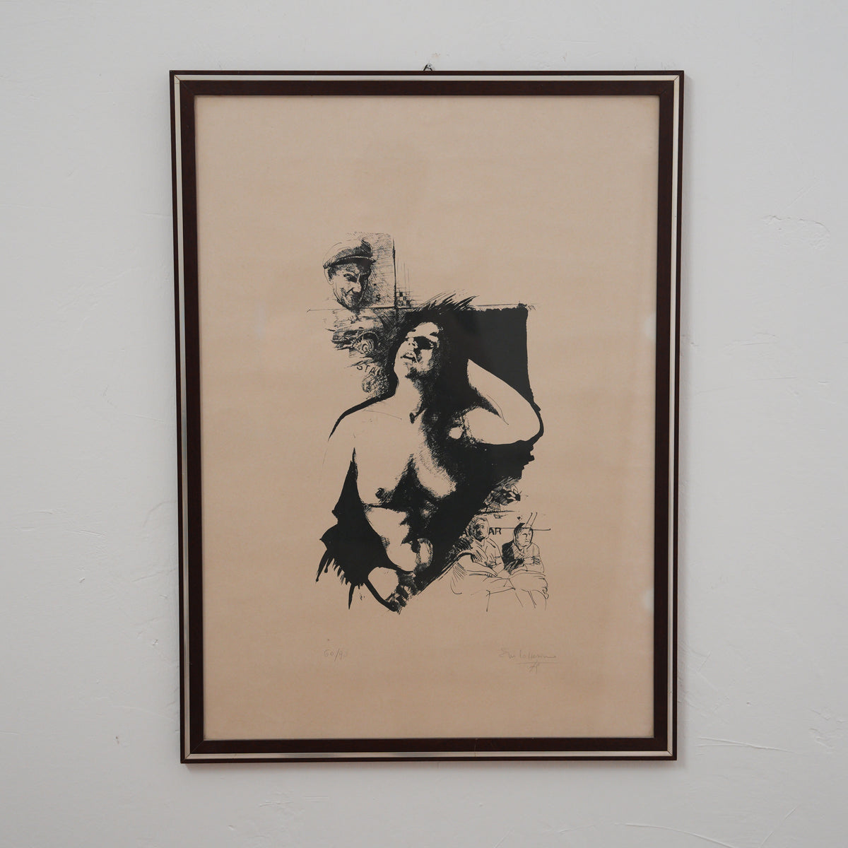 Nudo Femminile con Scene di Vita Popolare – Litografia in Bianco e Nero Numerata e Firmata, Cornice in Legno, 74 x 54 cm