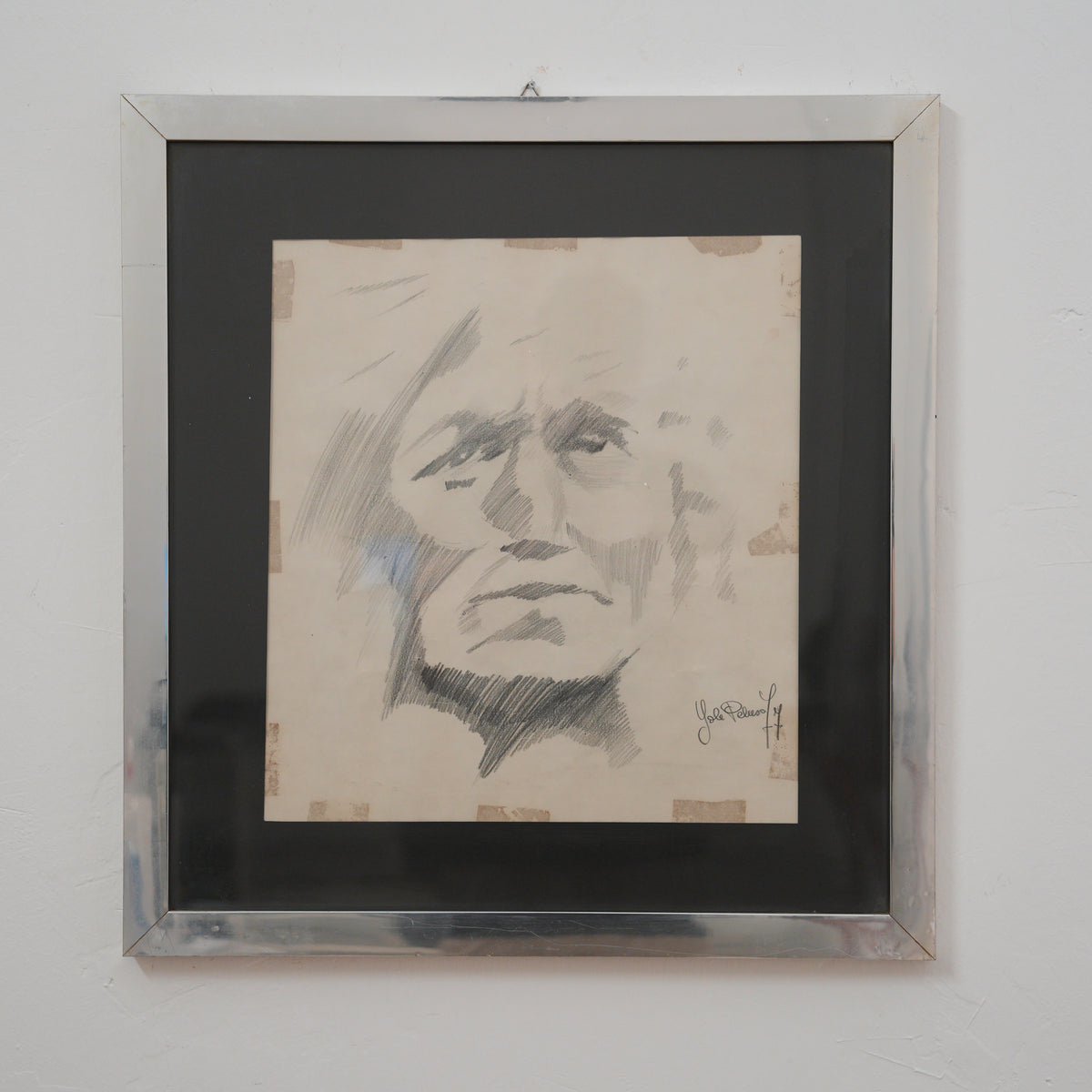 Ritratto d'Uomo a Matita – Disegno Firmato e Datato '77, Cornice Cromata con Passepartout Nero, 59 x 55 cm