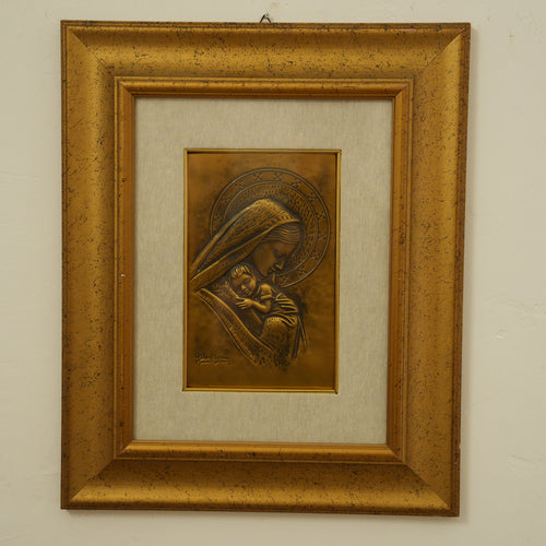Aldo Bertagna – "Maternità", Madonna con Bambino – Bassorilievo in Rame Sbalzato Firmato, Cornice Dorata, 49 x 40 cm