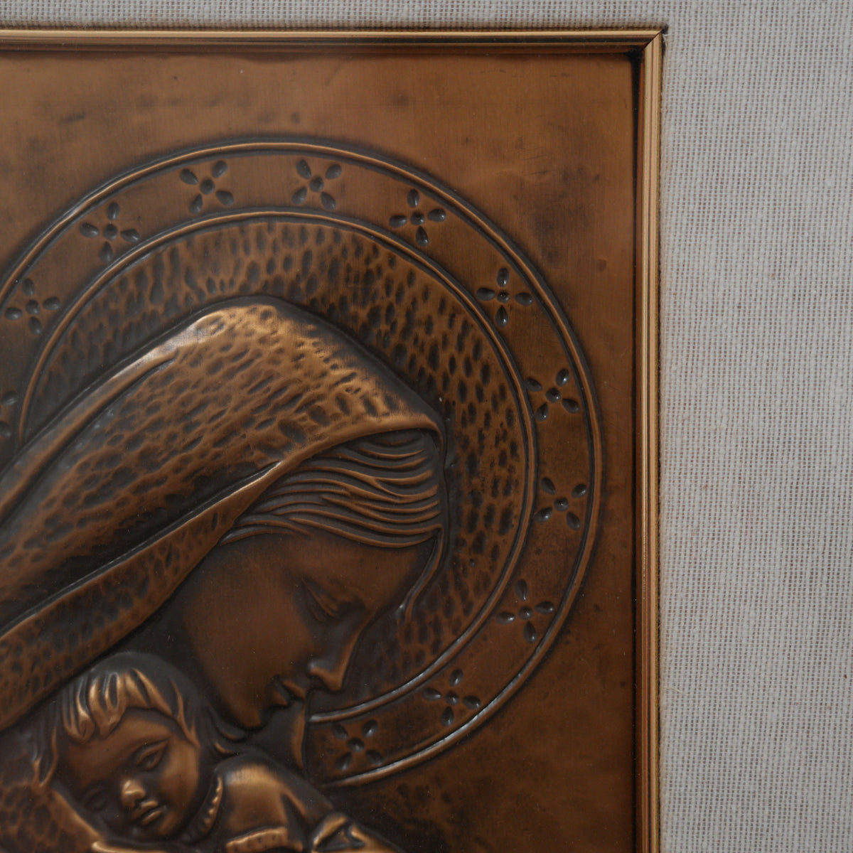Aldo Bertagna – "Maternità", Madonna con Bambino – Bassorilievo in Rame Sbalzato Firmato, Cornice Dorata, 49 x 40 cm