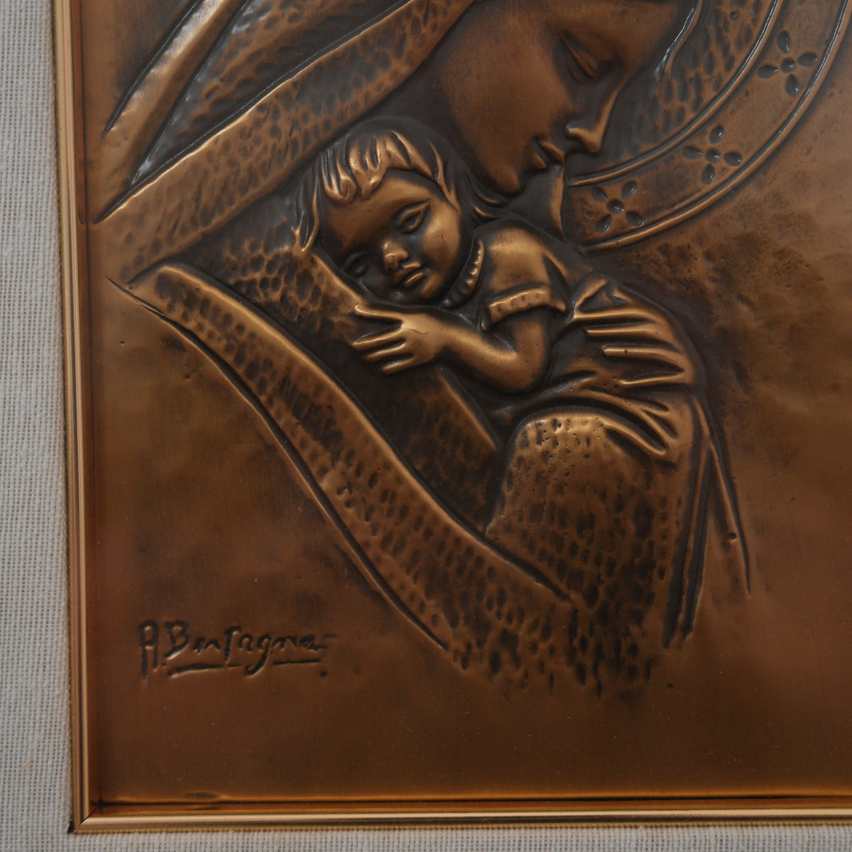Aldo Bertagna – "Maternità", Madonna con Bambino – Bassorilievo in Rame Sbalzato Firmato, Cornice Dorata, 49 x 40 cm