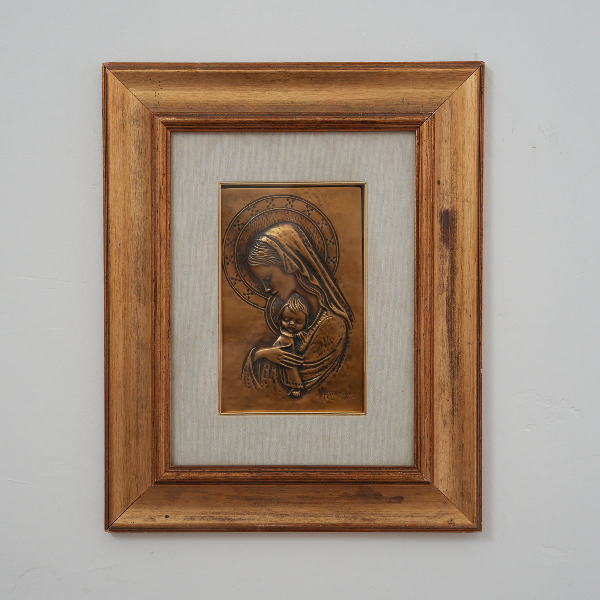 Aldo Bertagna – "Maternità", Madonna con Bambino Addormentato – Bassorilievo in Rame Sbalzato Firmato, Cornice in Legno, 49 x 40 cm