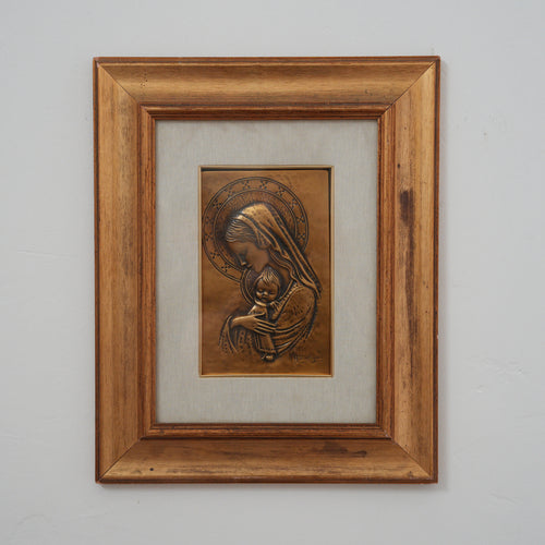 Aldo Bertagna – "Maternità", Madonna con Bambino Addormentato – Bassorilievo in Rame Sbalzato Firmato, Cornice in Legno, 49 x 40 cm