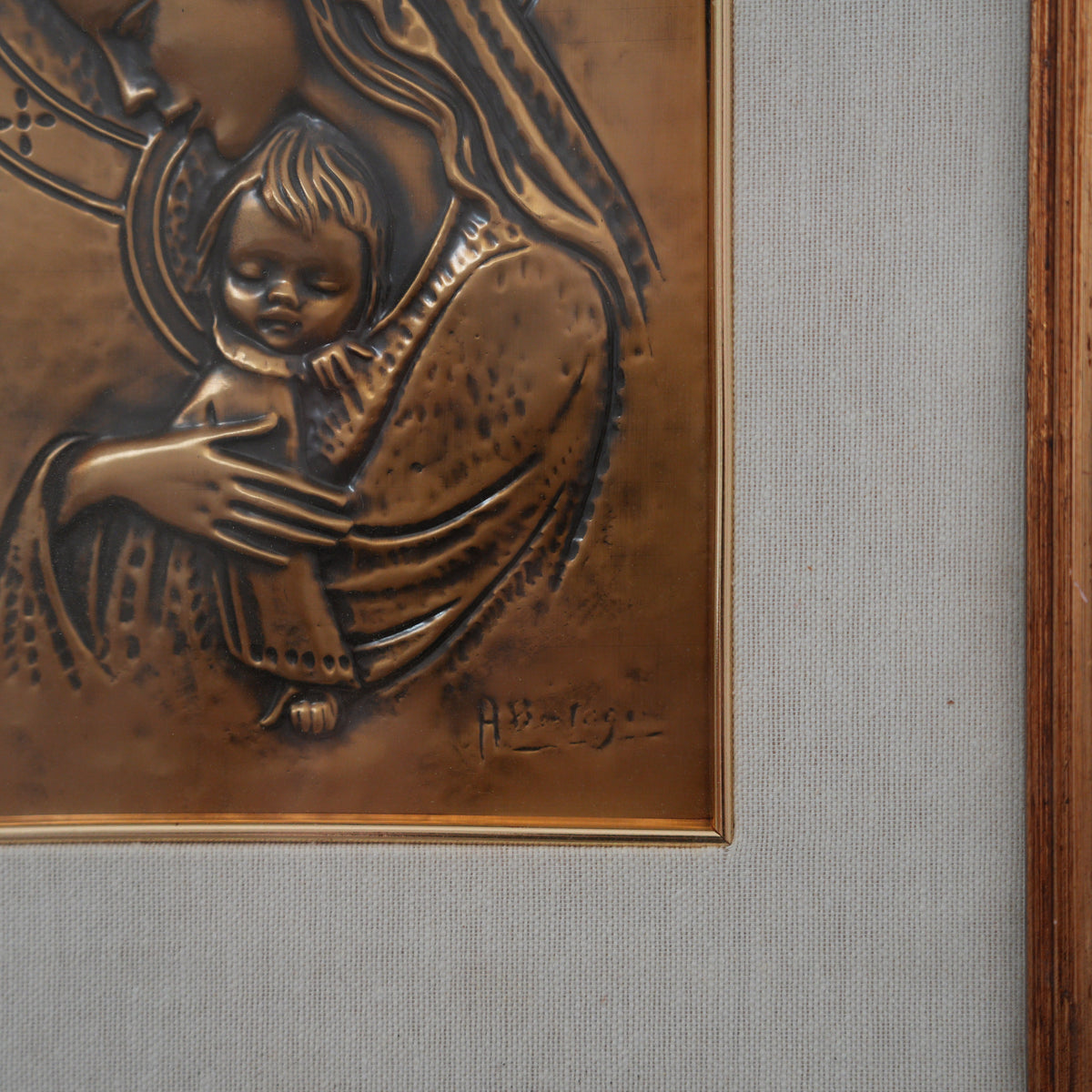 Aldo Bertagna – "Maternità", Madonna con Bambino Addormentato – Bassorilievo in Rame Sbalzato Firmato, Cornice in Legno, 49 x 40 cm