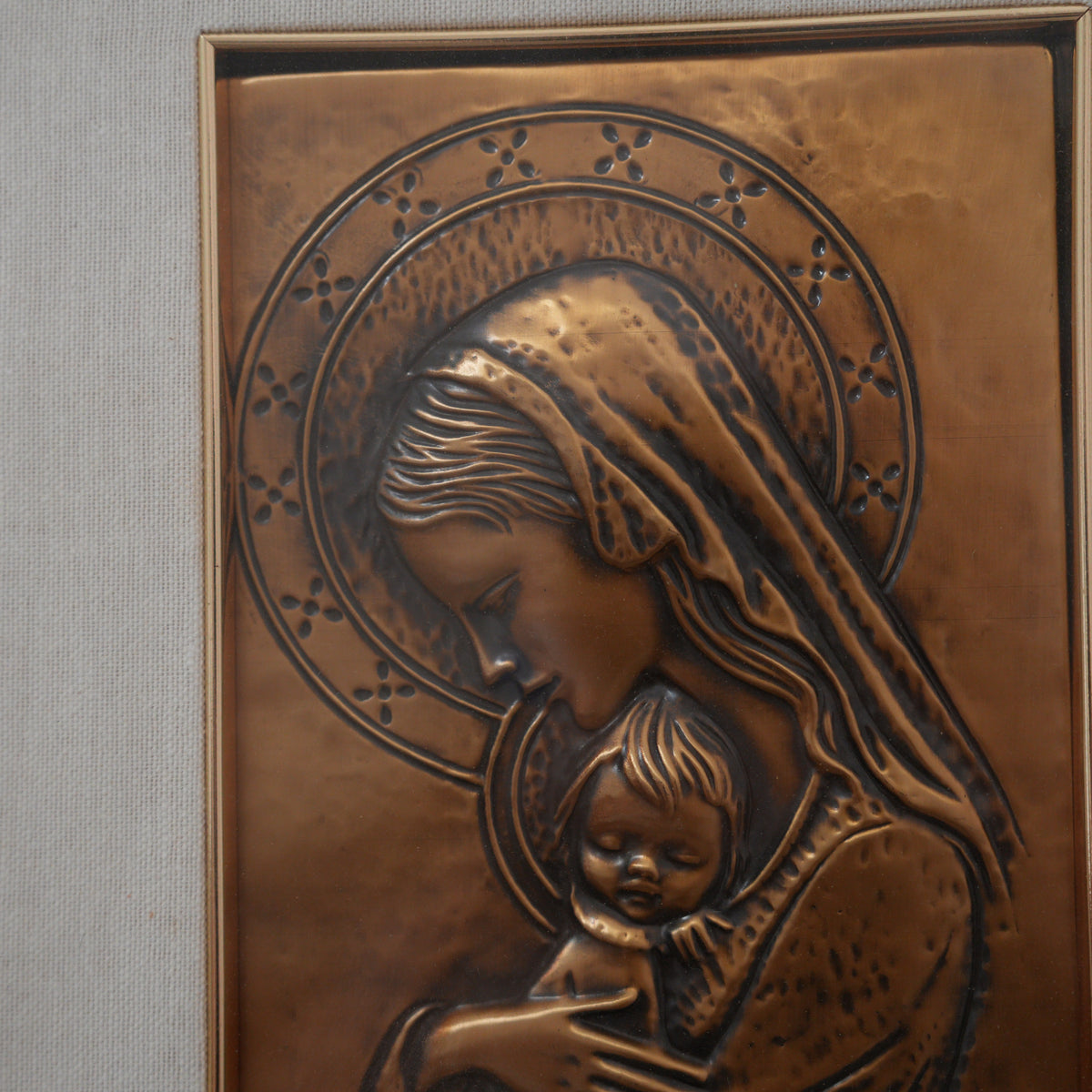 Aldo Bertagna – "Maternità", Madonna con Bambino Addormentato – Bassorilievo in Rame Sbalzato Firmato, Cornice in Legno, 49 x 40 cm
