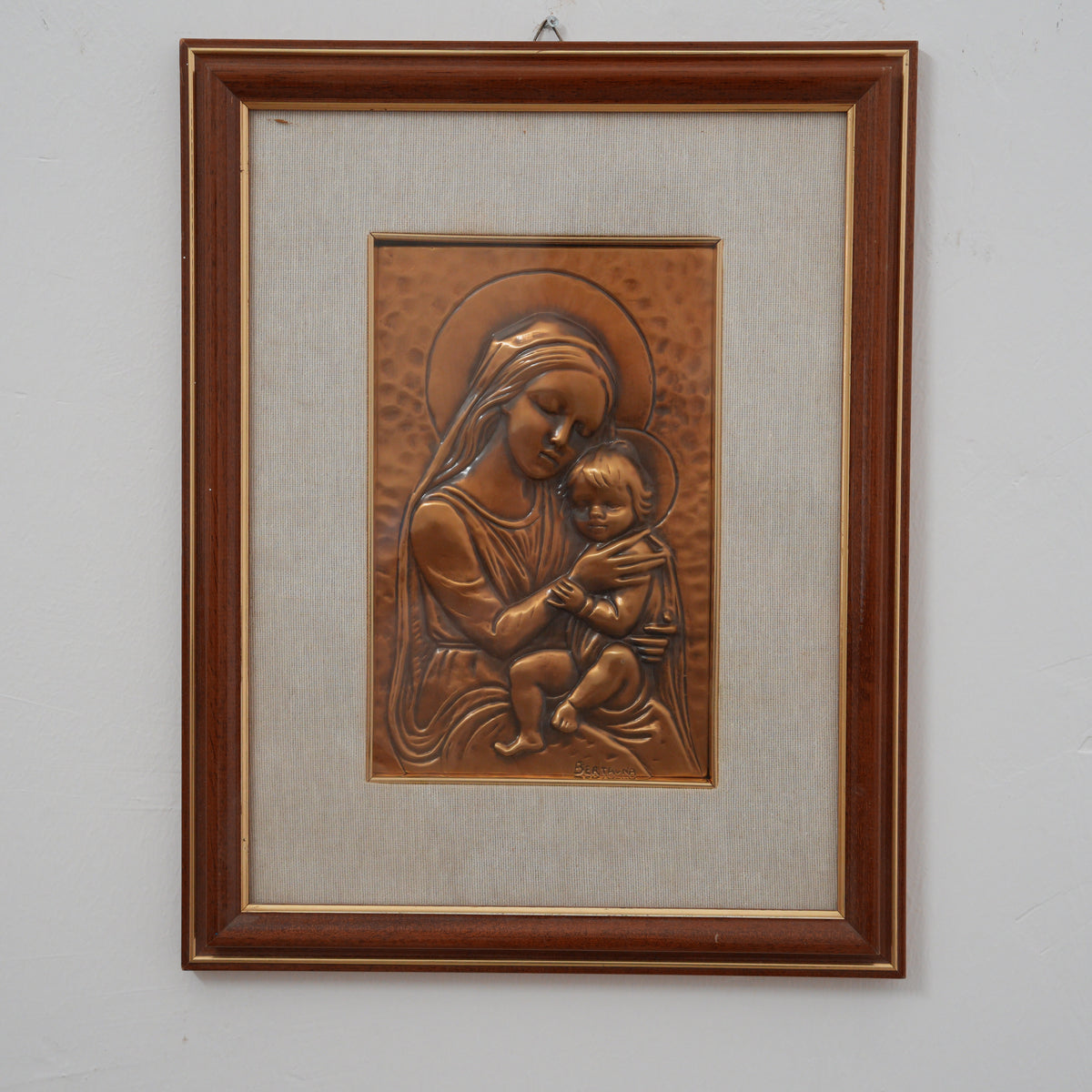 Aldo Bertagna – Madonna con Bambino in braccio – Bassorilievo in Rame Sbalzato Firmato, Cornice in Legno Scuro con Filetti Dorati, 40 x 32 cm