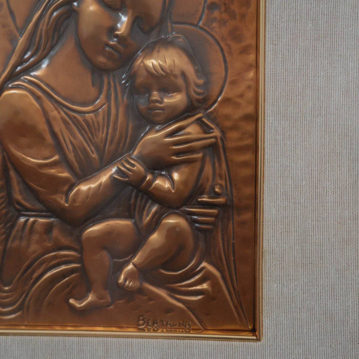 Aldo Bertagna – Madonna con Bambino in braccio – Bassorilievo in Rame Sbalzato Firmato, Cornice in Legno Scuro con Filetti Dorati, 40 x 32 cm