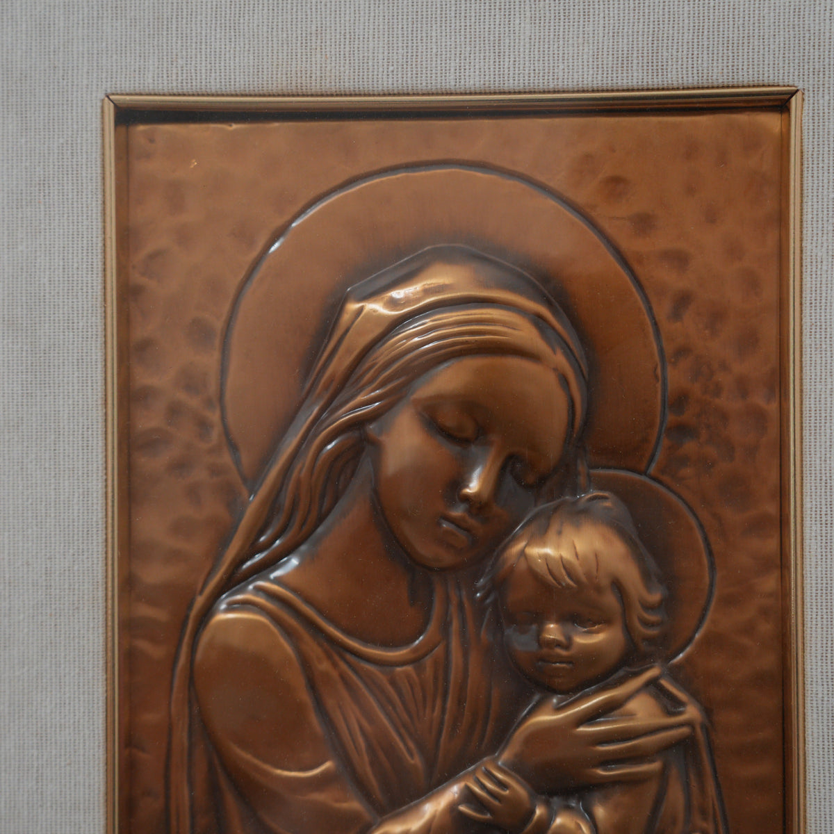 Aldo Bertagna – Madonna con Bambino in braccio – Bassorilievo in Rame Sbalzato Firmato, Cornice in Legno Scuro con Filetti Dorati, 40 x 32 cm