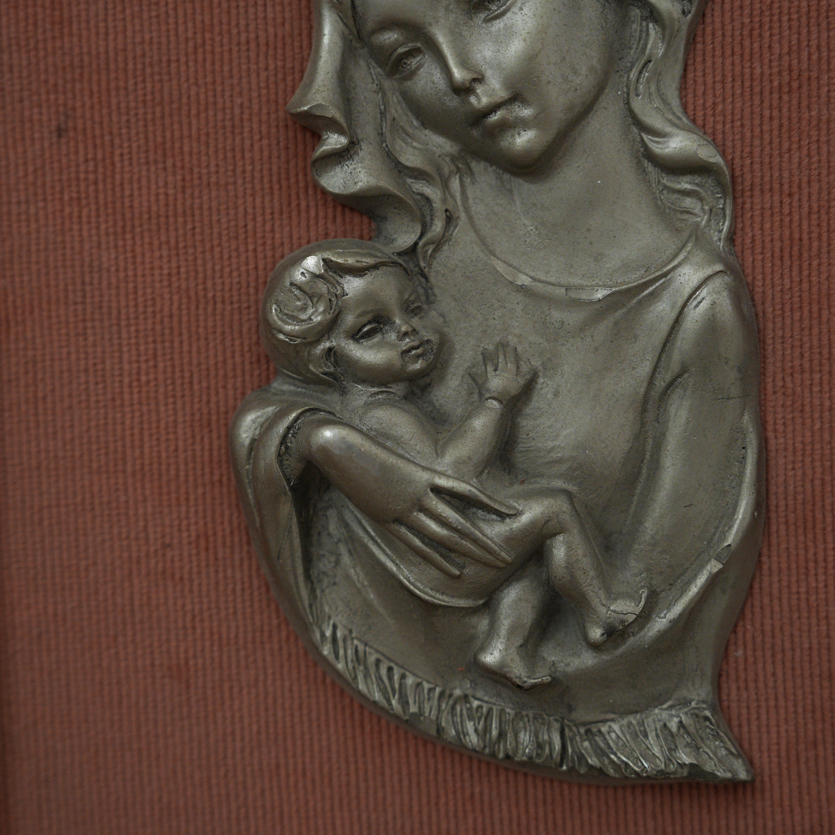 Madonna con Bambino in Braccio – Bassorilievo in Metallo Argentato su Tessuto Rosa Antico, Cornice Ottagonale in Legno, 42 x 32 cm