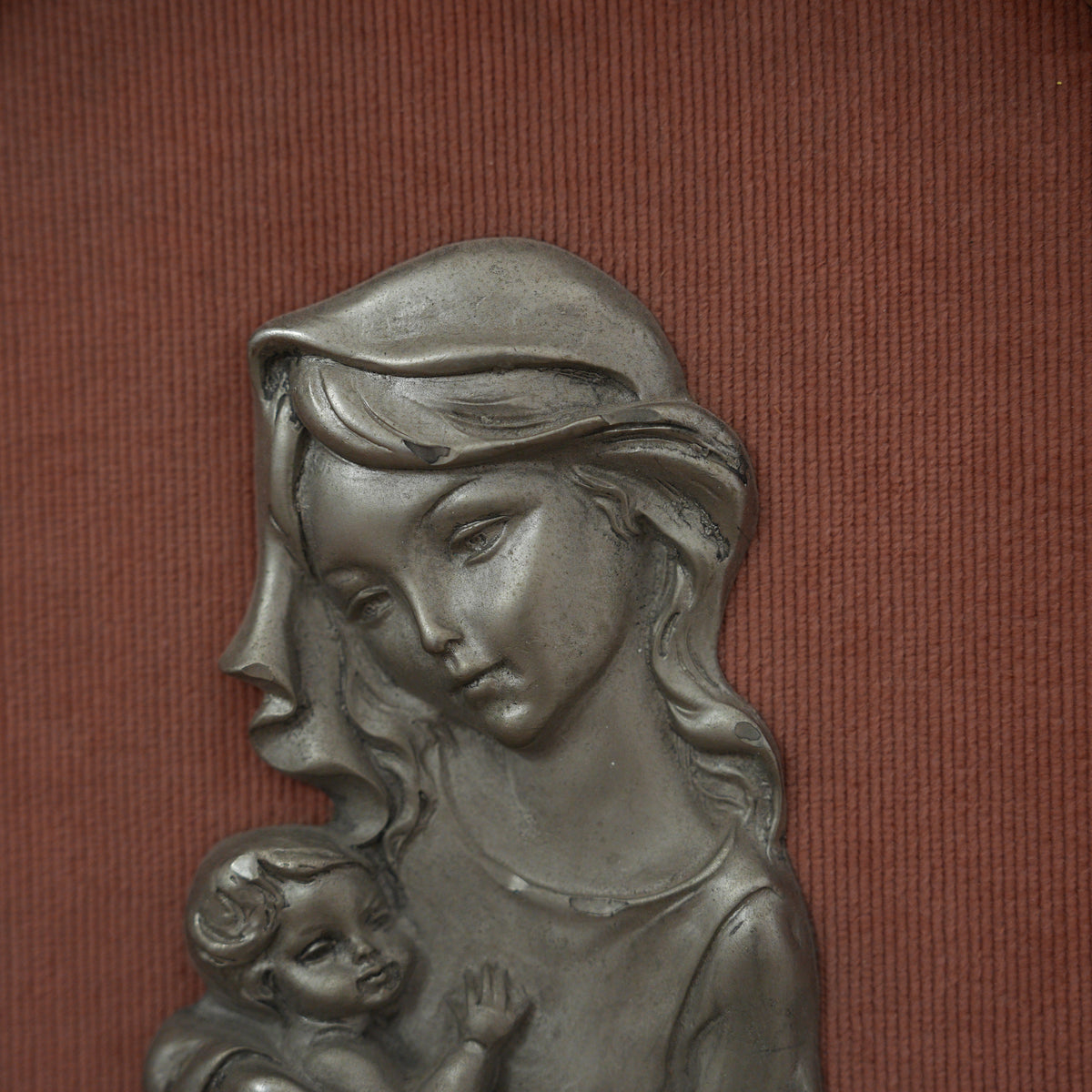 Madonna con Bambino in Braccio – Bassorilievo in Metallo Argentato su Tessuto Rosa Antico, Cornice Ottagonale in Legno, 42 x 32 cm