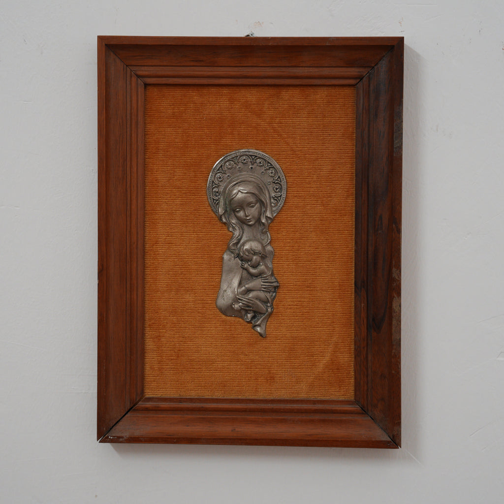 Madonna con Bambino in Braccio – Bassorilievo in Metallo Argentato con Aureola Decorata, Fondo Arancio, Cornice in Legno, 39 x 29 cm