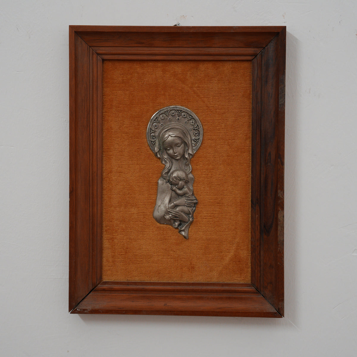Madonna con Bambino in Braccio – Bassorilievo in Metallo Argentato con Aureola Decorata, Fondo Arancio, Cornice in Legno, 39 x 29 cm