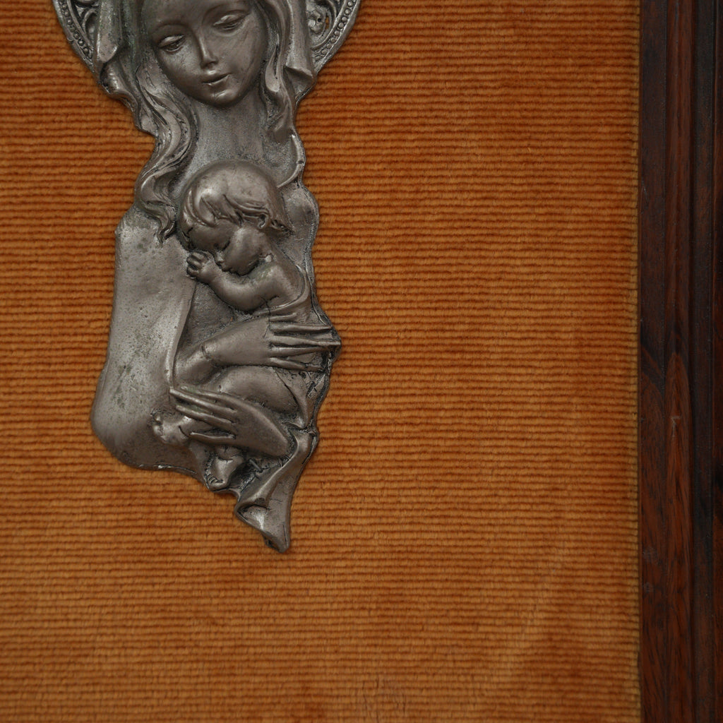 Madonna con Bambino in Braccio – Bassorilievo in Metallo Argentato con Aureola Decorata, Fondo Arancio, Cornice in Legno, 39 x 29 cm