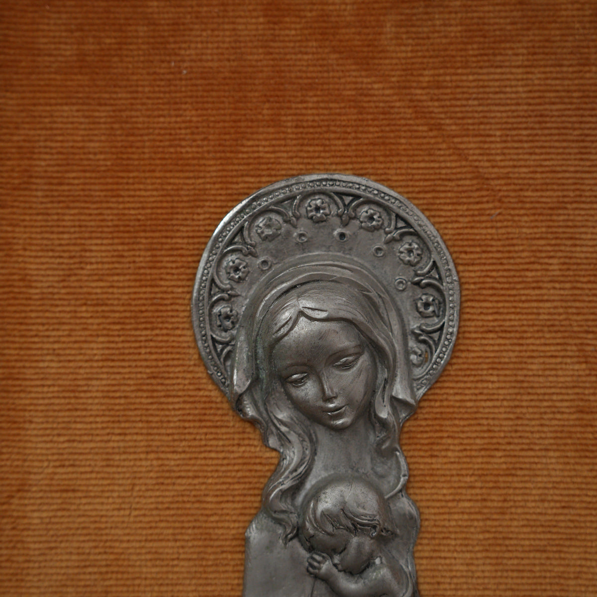 Madonna con Bambino in Braccio – Bassorilievo in Metallo Argentato con Aureola Decorata, Fondo Arancio, Cornice in Legno, 39 x 29 cm