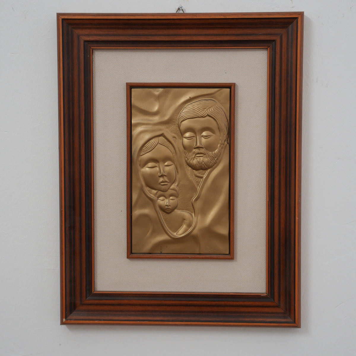 Sacra Famiglia – Bassorilievo Dorato Sbalzato Firmato, Cornice in Legno Rigato con Passepartout in Tessuto, 41 x 31 cm