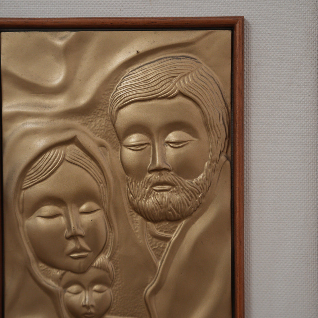 Sacra Famiglia – Bassorilievo Dorato Sbalzato Firmato, Cornice in Legno Rigato con Passepartout in Tessuto, 41 x 31 cm