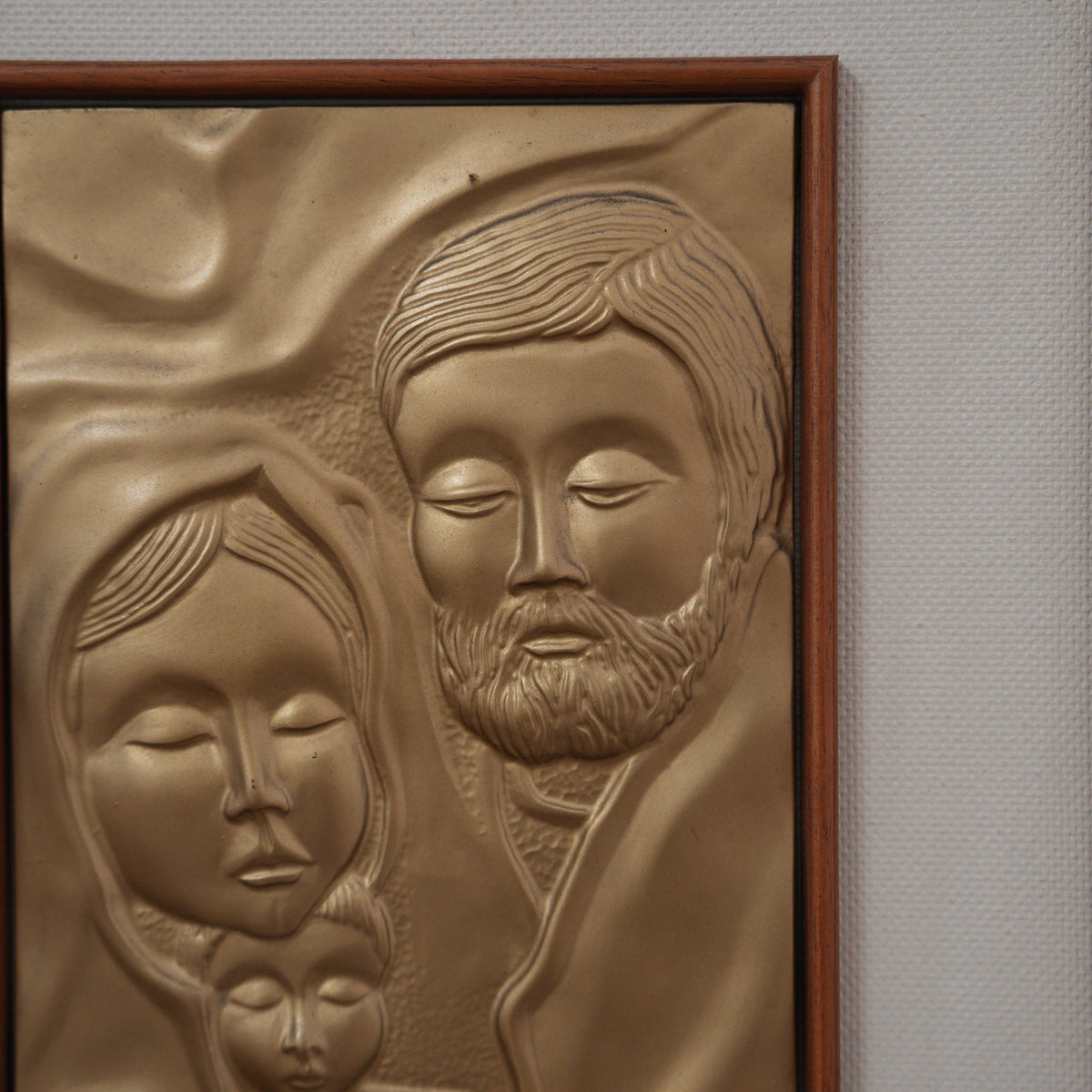Sacra Famiglia – Bassorilievo Dorato Sbalzato Firmato, Cornice in Legno Rigato con Passepartout in Tessuto, 41 x 31 cm