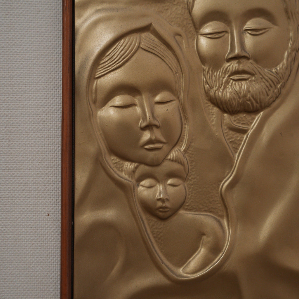 Sacra Famiglia – Bassorilievo Dorato Sbalzato Firmato, Cornice in Legno Rigato con Passepartout in Tessuto, 41 x 31 cm