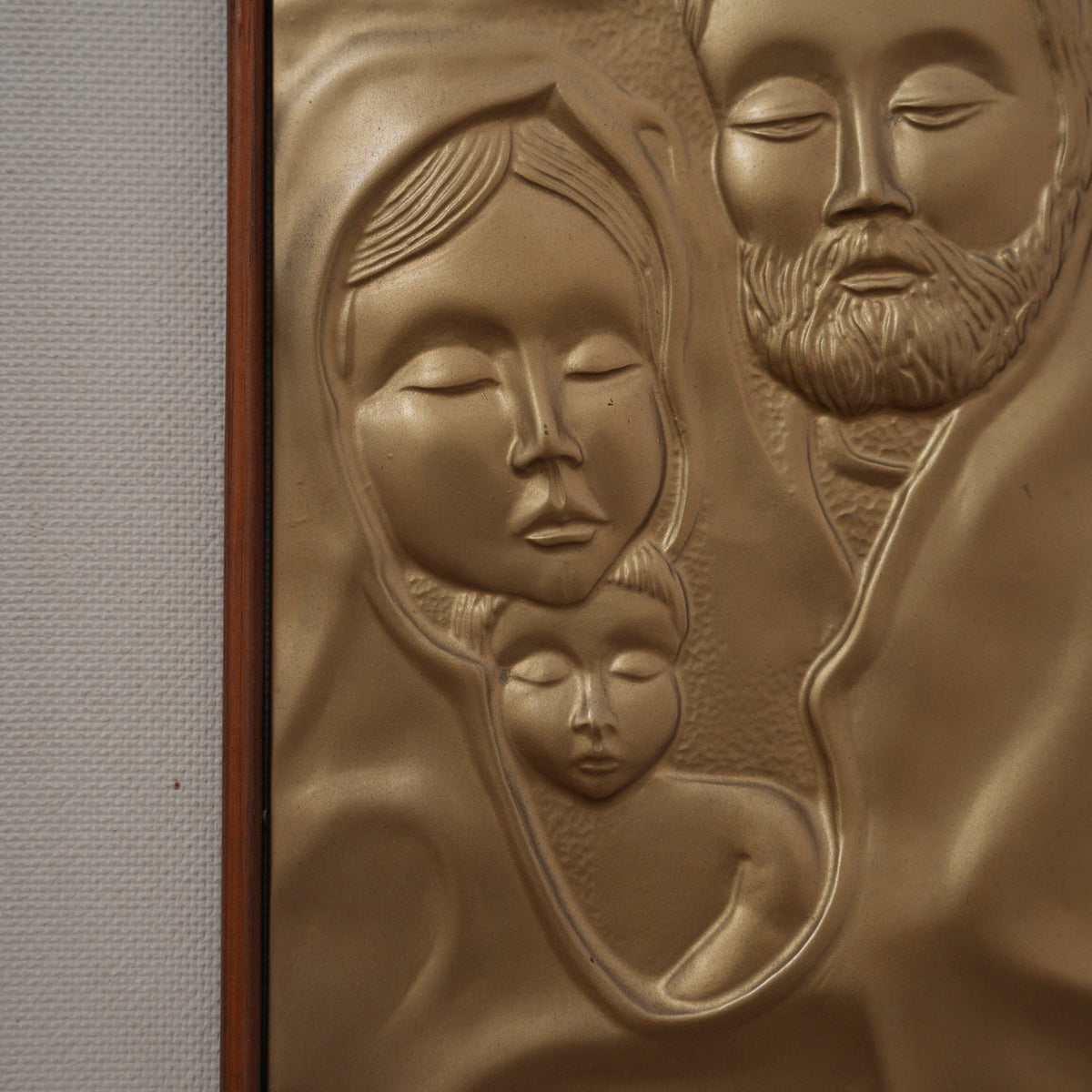 Sacra Famiglia – Bassorilievo Dorato Sbalzato Firmato, Cornice in Legno Rigato con Passepartout in Tessuto, 41 x 31 cm