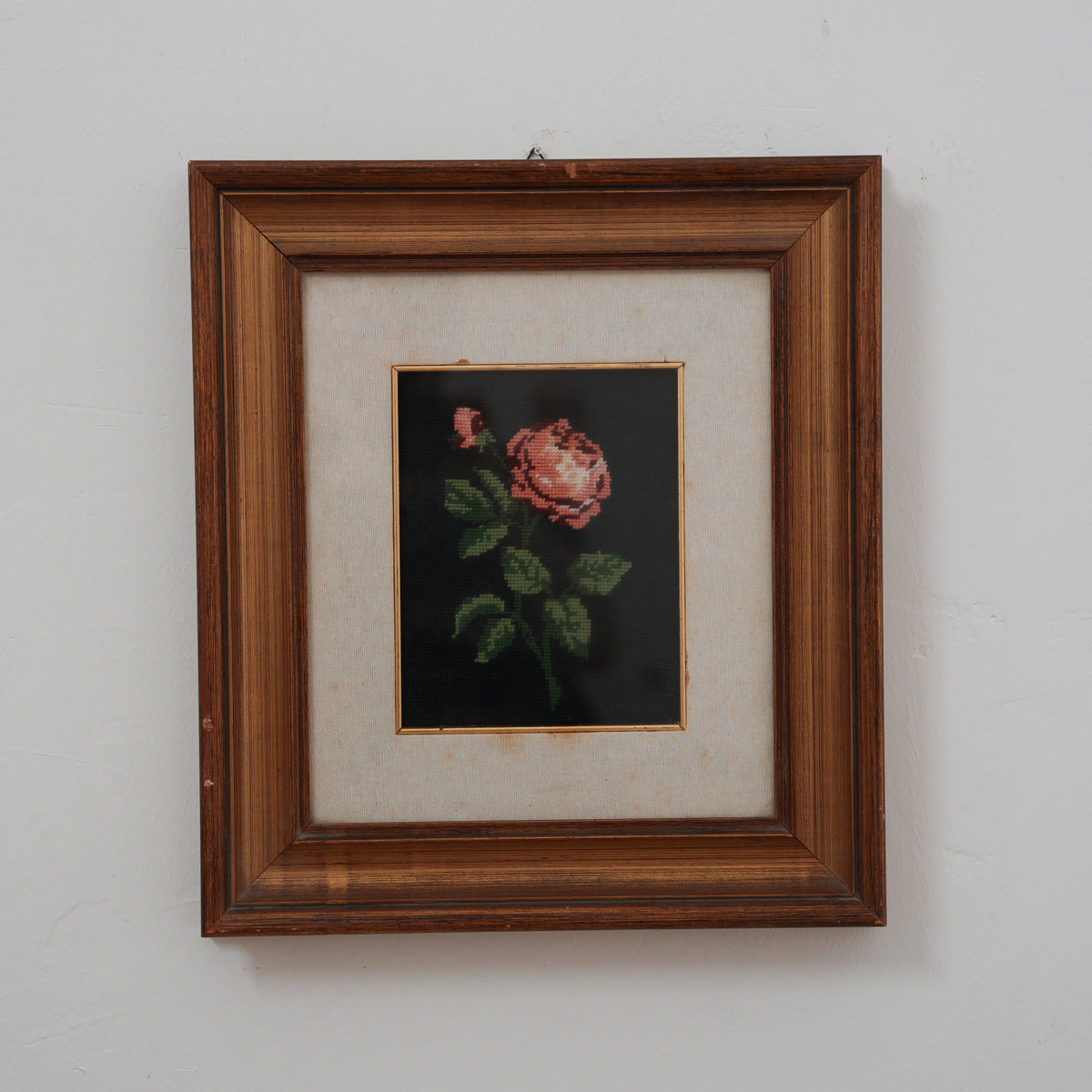 Rosa su Fondo Nero – Ricamo a Mezzo Punto Vintage Fatto a Mano, Cornice in Legno con Passepartout in Tessuto, 47 x 42 cm