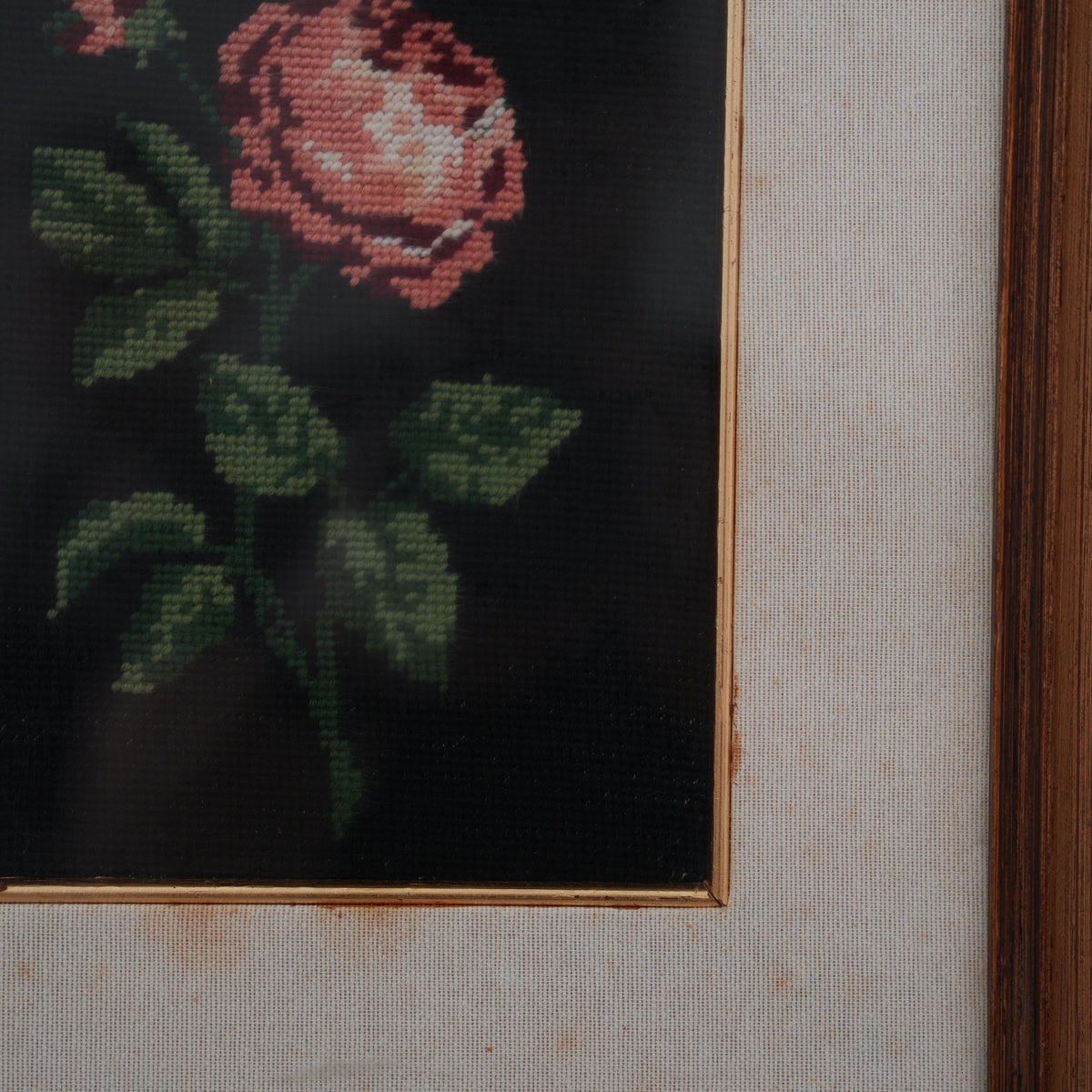 Rosa su Fondo Nero – Ricamo a Mezzo Punto Vintage Fatto a Mano, Cornice in Legno con Passepartout in Tessuto, 47 x 42 cm