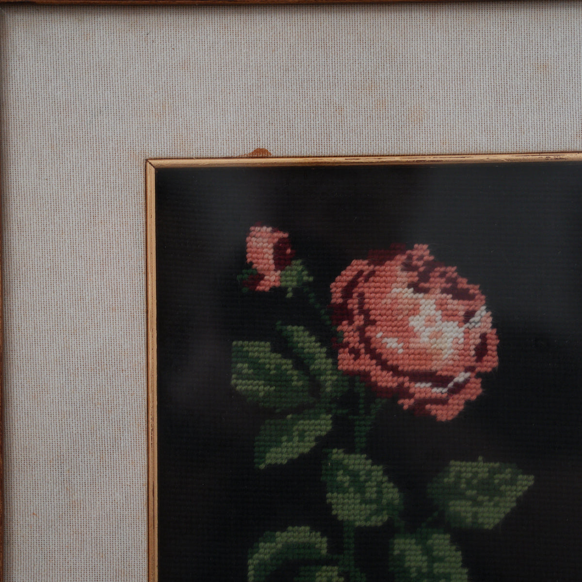 Rosa su Fondo Nero – Ricamo a Mezzo Punto Vintage Fatto a Mano, Cornice in Legno con Passepartout in Tessuto, 47 x 42 cm