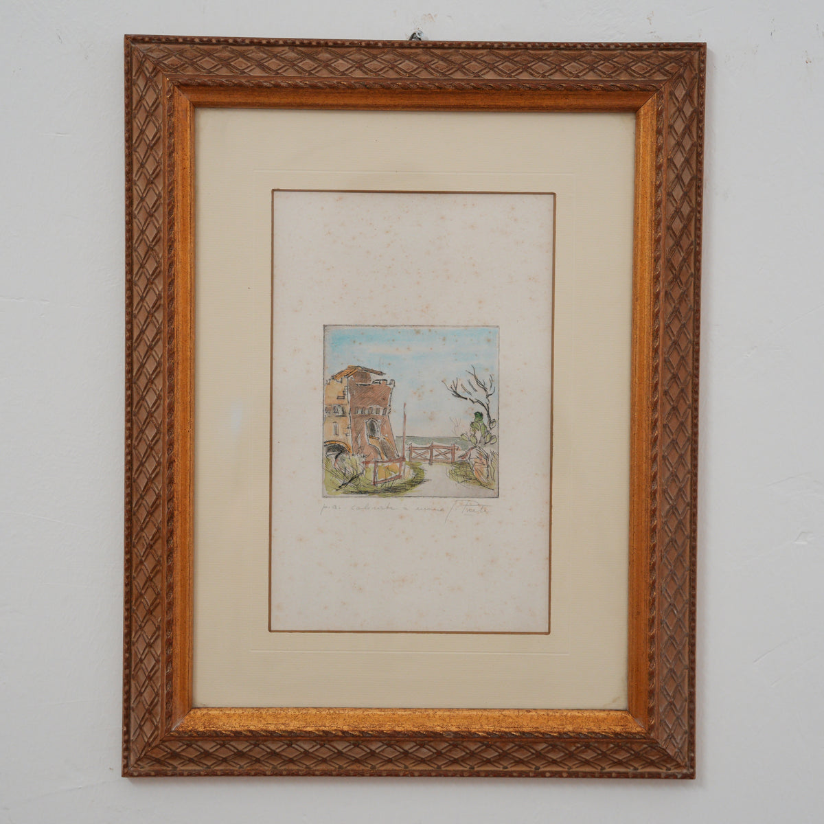 Torre sul Mare con Cancello e Fico d'India – Acquaforte Colorata a Mano, Prova d'Artista Firmata a Matita, Cornice Dorata Intagliata, 45 x 35 cm