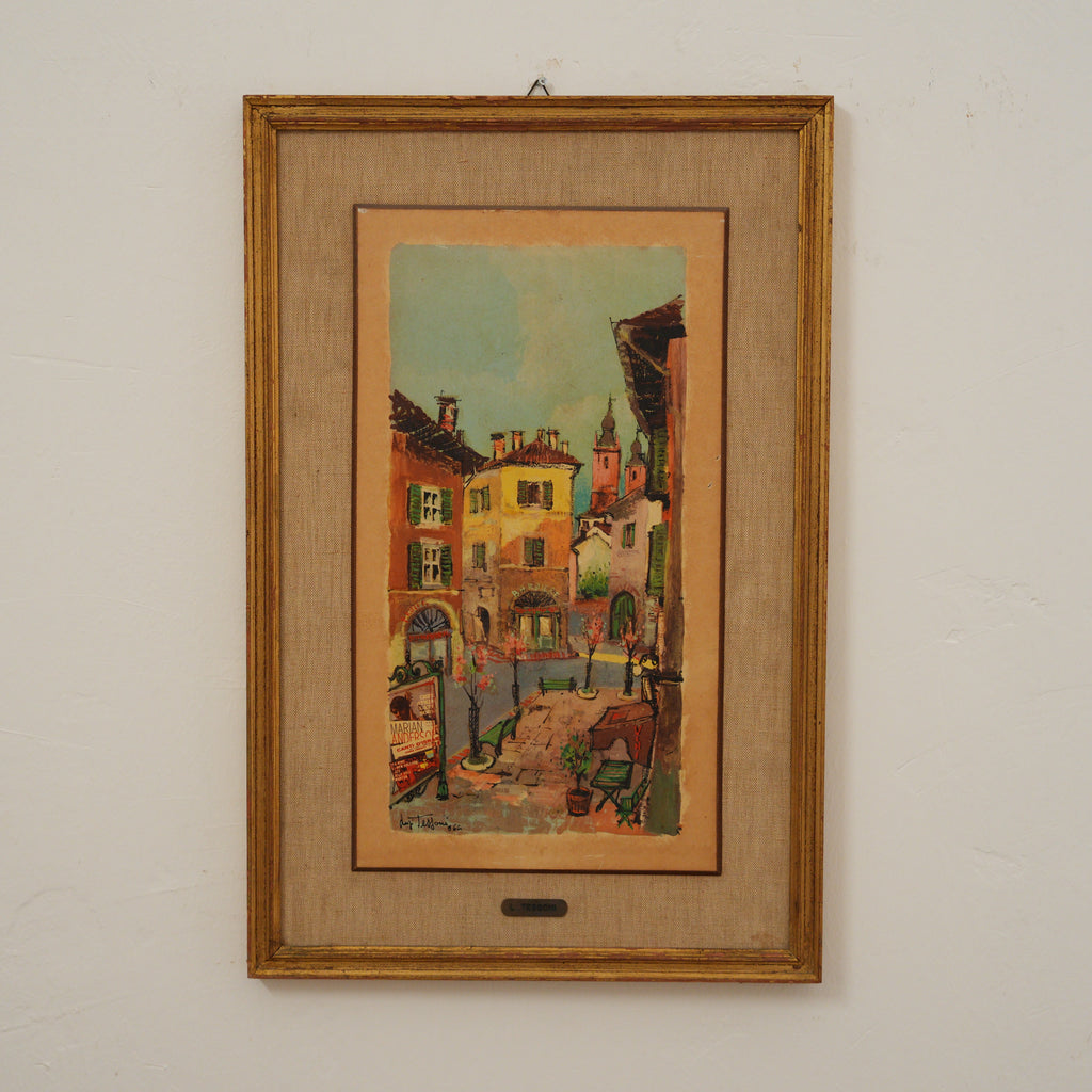 Luigi Tessoni – Piazzetta con Campanili e Manifesti – Tecnica Mista su Tavola Firmata e Datata 1966, Cornice Dorata con Targhetta, 51 x 33 cm