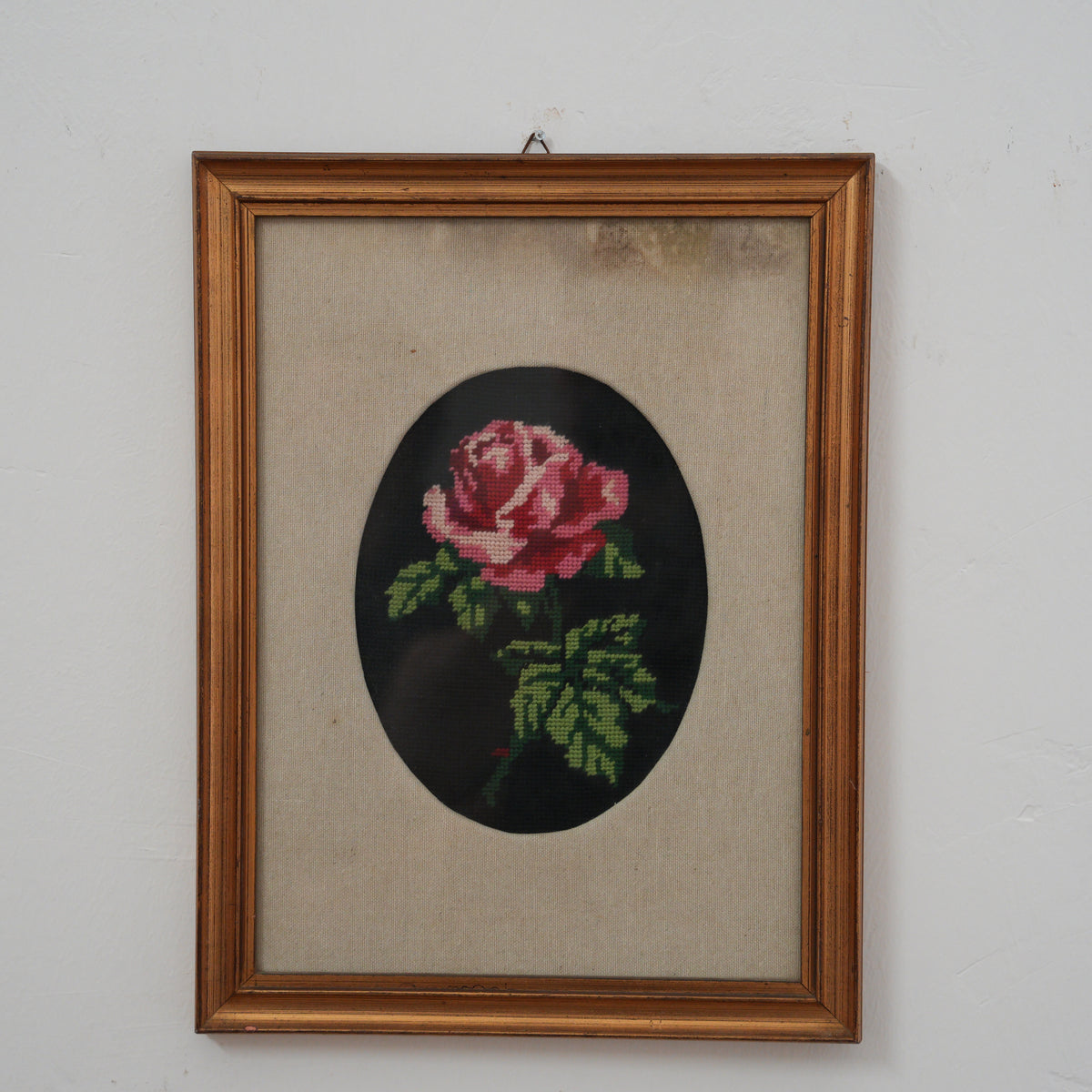 Rosa Rosa in Ovale – Ricamo a Mezzo Punto Vintage Fatto a Mano su Fondo Nero, Cornice Dorata con Passepartout in Lino, 41 x 31 cm
