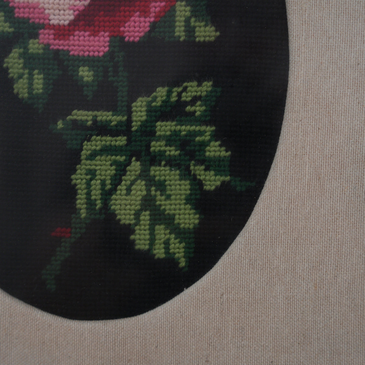 Rosa Rosa in Ovale – Ricamo a Mezzo Punto Vintage Fatto a Mano su Fondo Nero, Cornice Dorata con Passepartout in Lino, 41 x 31 cm