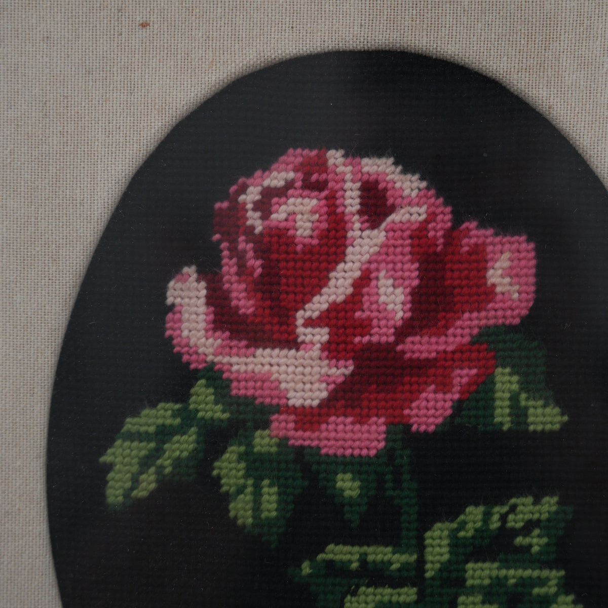 Rosa Rosa in Ovale – Ricamo a Mezzo Punto Vintage Fatto a Mano su Fondo Nero, Cornice Dorata con Passepartout in Lino, 41 x 31 cm
