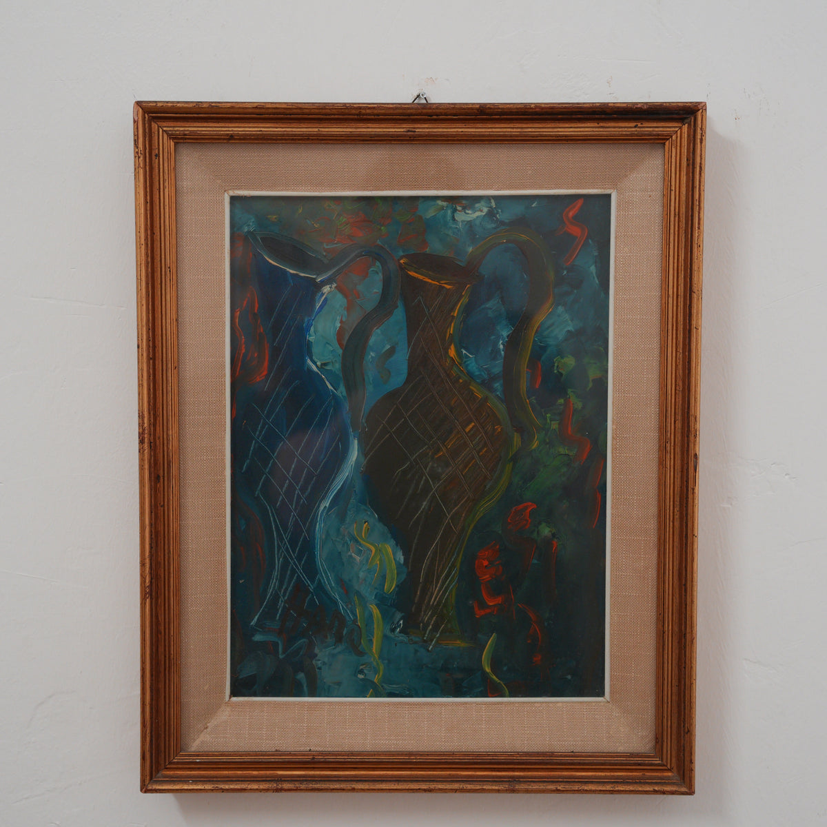 Due Brocche su Fondo Blu – Natura Morta Espressionista a Olio con Segni Incisi, Firmata, Cornice Dorata con Passepartout in Tela, 52 x 42 cm