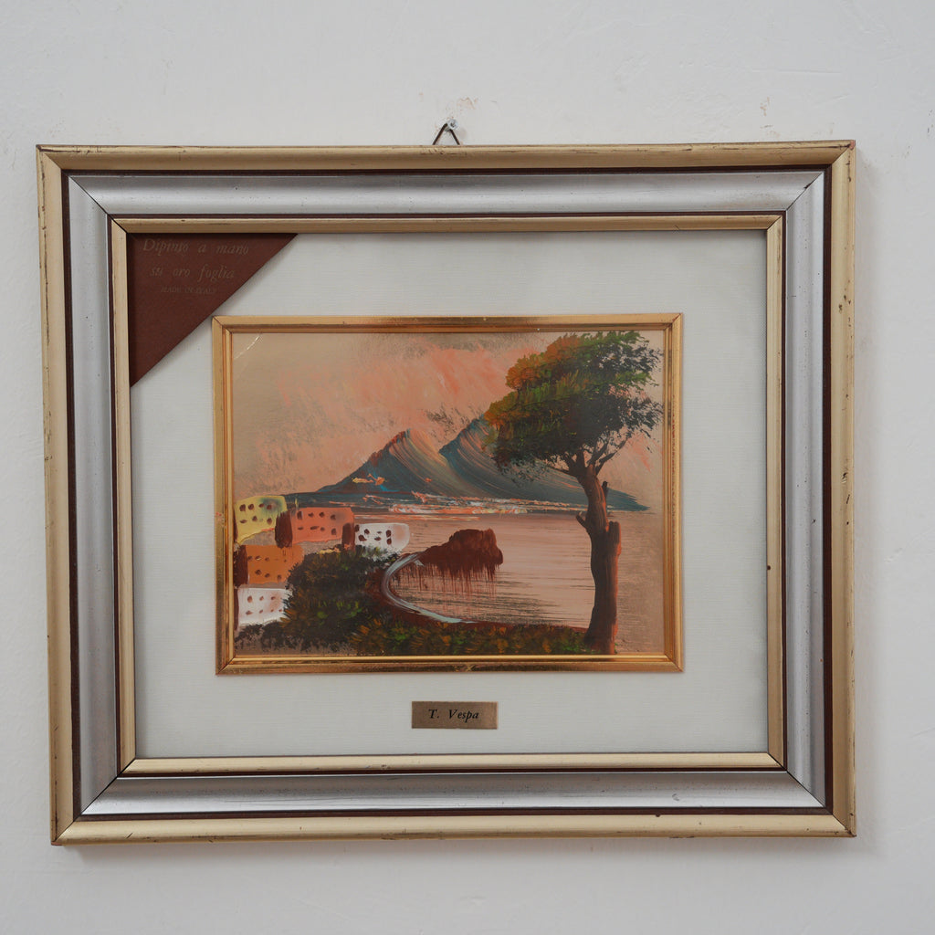 T. Vespa – Golfo di Napoli con Vesuvio al Tramonto – Dipinto a Mano su Foglia d'Oro, Doppia Cornice con Targhetta, 32 x 37 cm