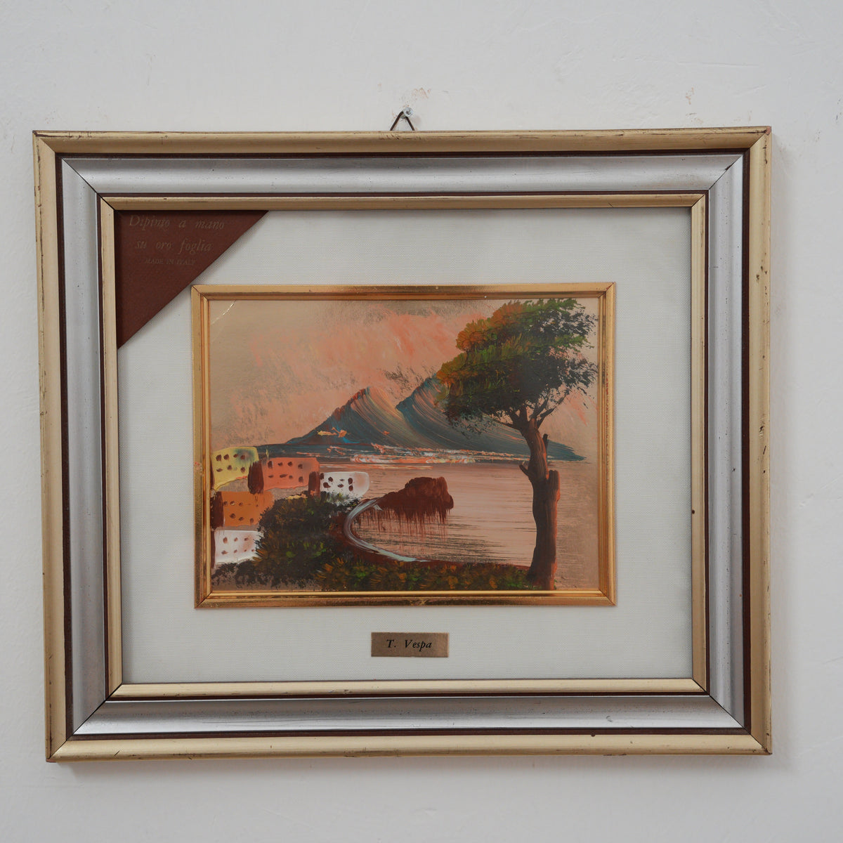 T. Vespa – Golfo di Napoli con Vesuvio al Tramonto – Dipinto a Mano su Foglia d'Oro, Doppia Cornice con Targhetta, 32 x 37 cm