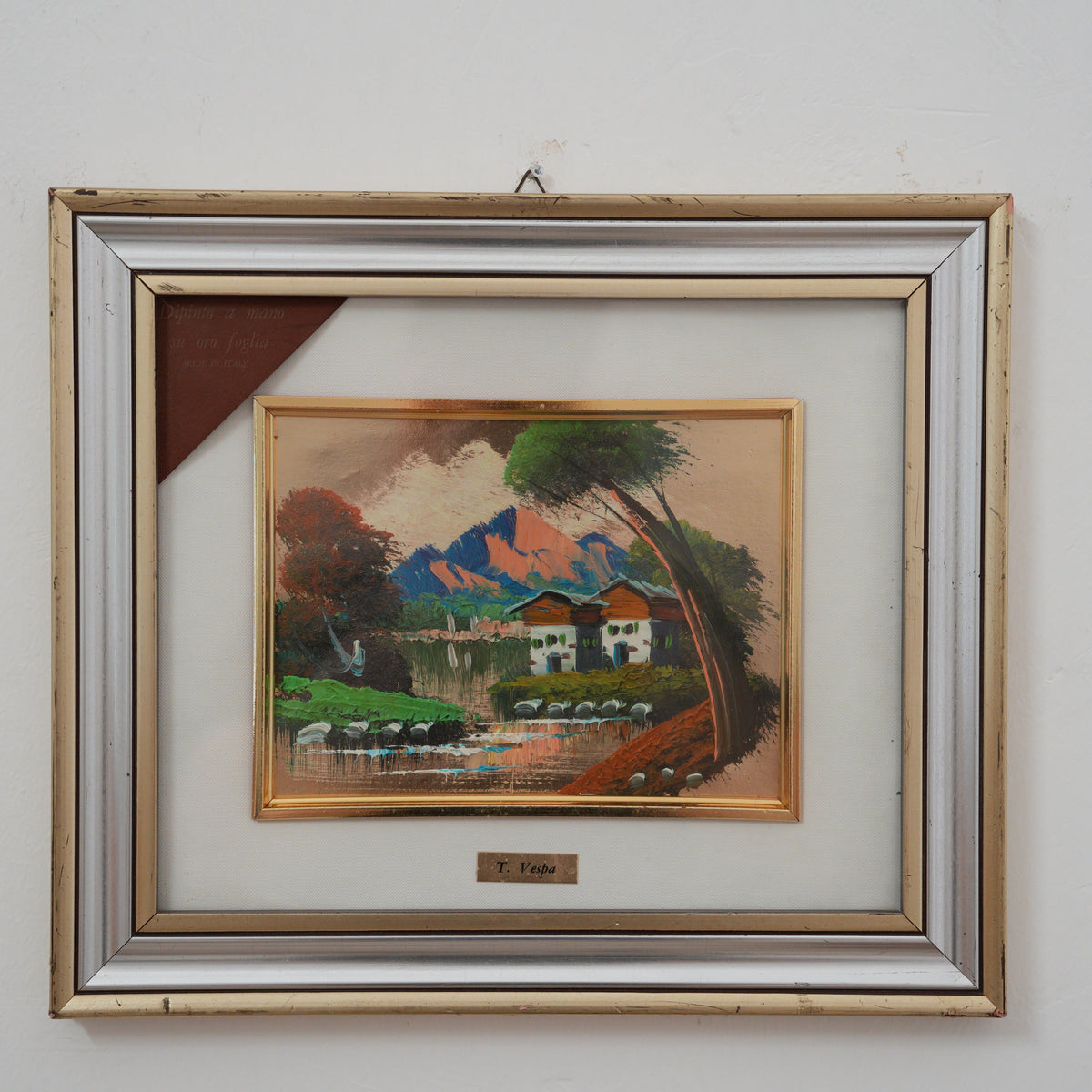 T. Vespa – Paesaggio di Montagna con Baite e Ruscello – Dipinto a Mano su Foglia d'Oro, Doppia Cornice con Targhetta, 32 x 37 cm
