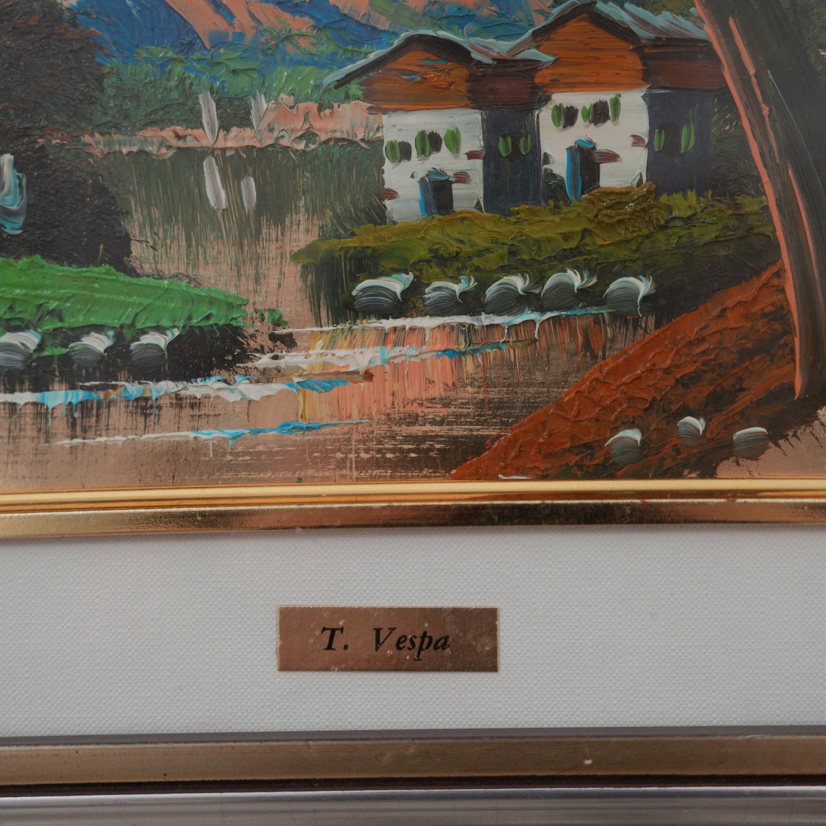 T. Vespa – Paesaggio di Montagna con Baite e Ruscello – Dipinto a Mano su Foglia d'Oro, Doppia Cornice con Targhetta, 32 x 37 cm
