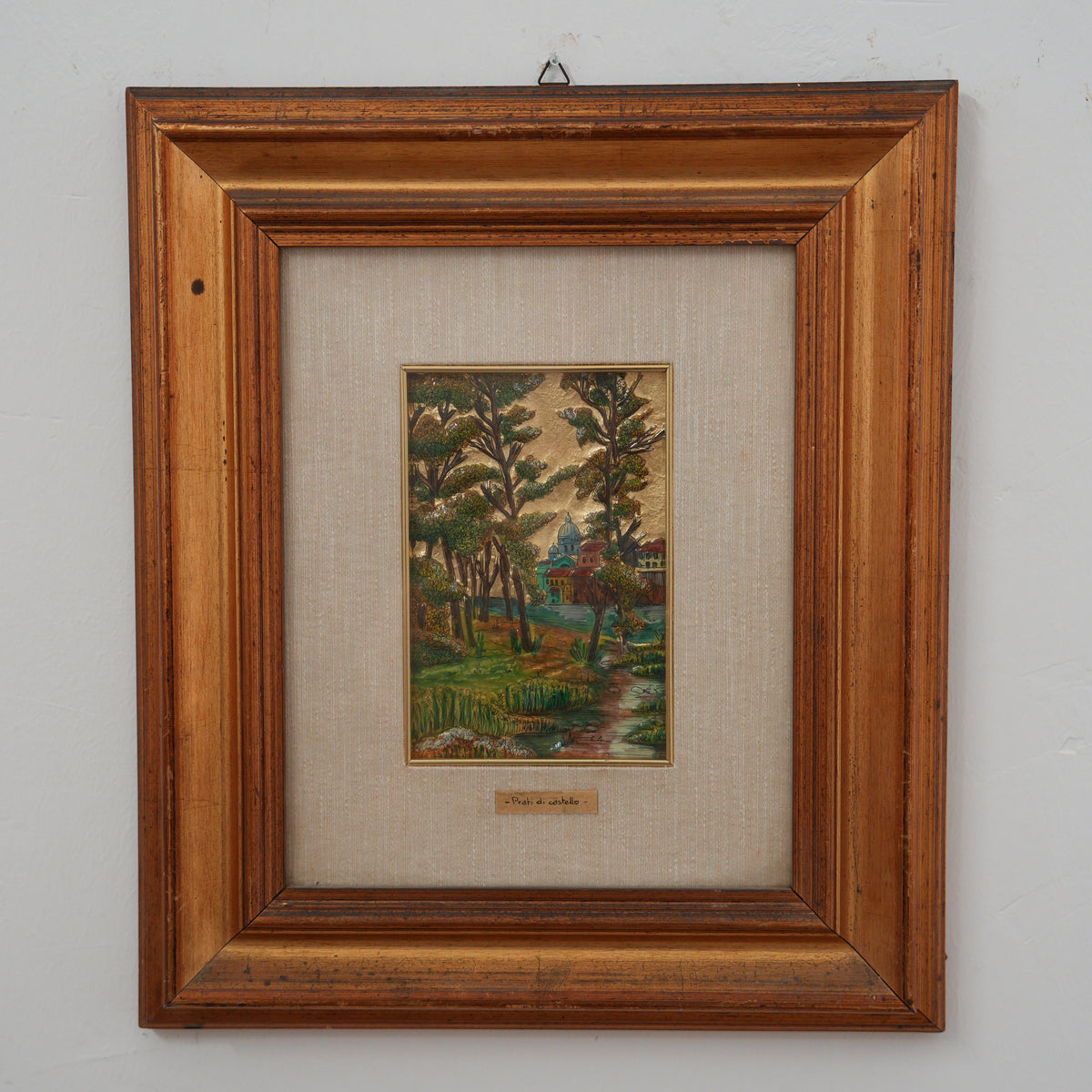 "Prati di Castello" – Paesaggio con Cupola e Ruscello su Foglia d'Oro in Rilievo, Dipinto a Mano e Firmato, Cornice in Legno, 43 x 37 cm