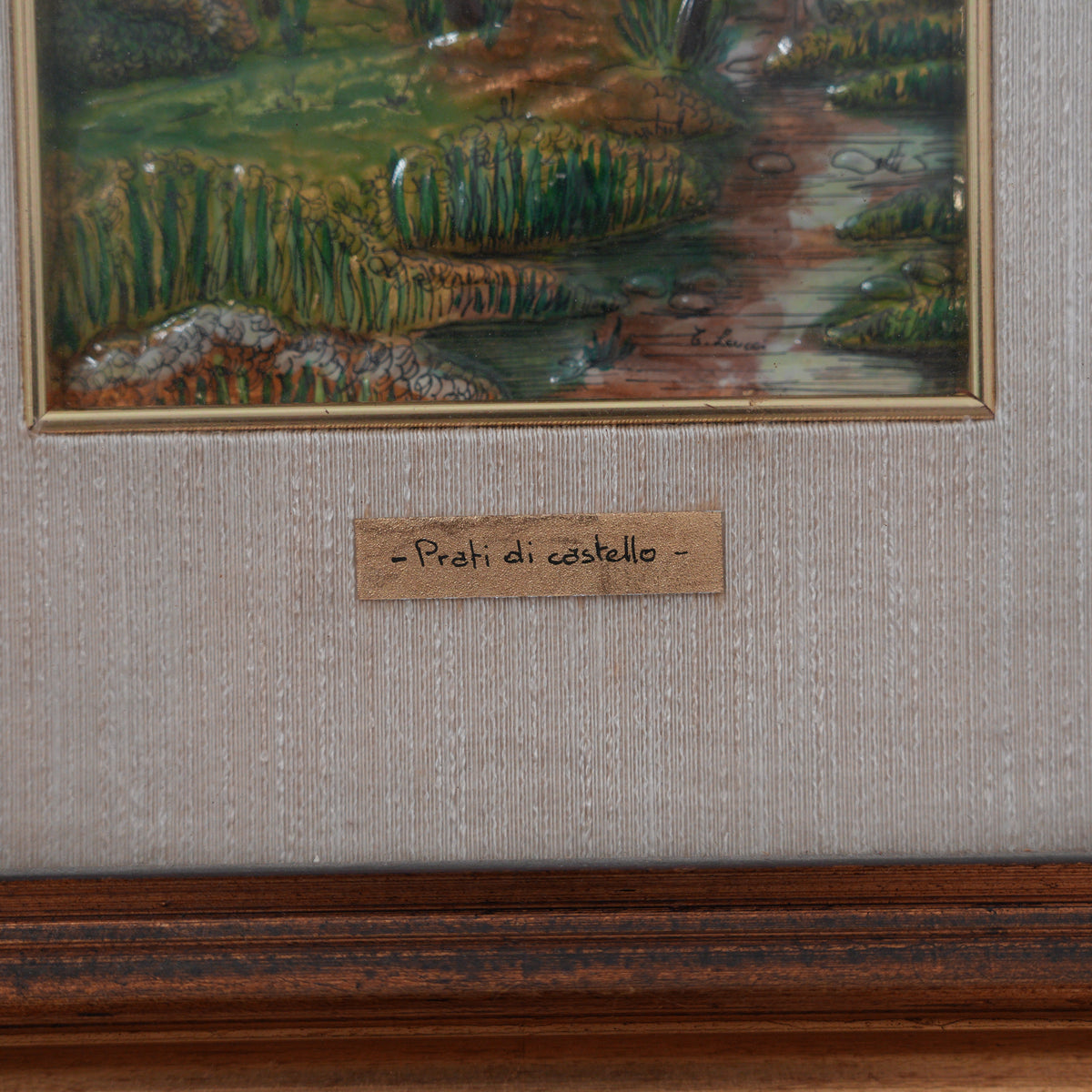 "Prati di Castello" – Paesaggio con Cupola e Ruscello su Foglia d'Oro in Rilievo, Dipinto a Mano e Firmato, Cornice in Legno, 43 x 37 cm