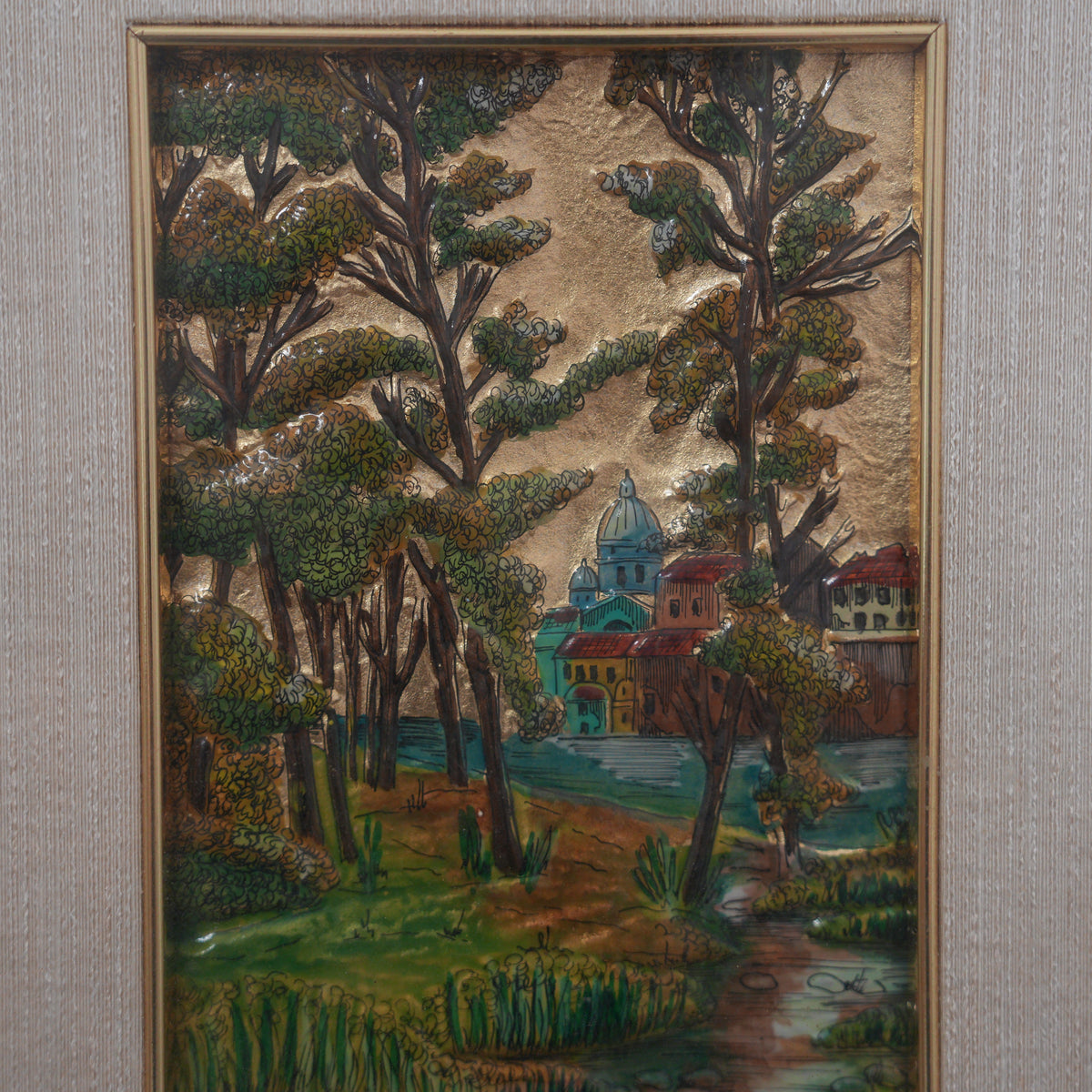 "Prati di Castello" – Paesaggio con Cupola e Ruscello su Foglia d'Oro in Rilievo, Dipinto a Mano e Firmato, Cornice in Legno, 43 x 37 cm